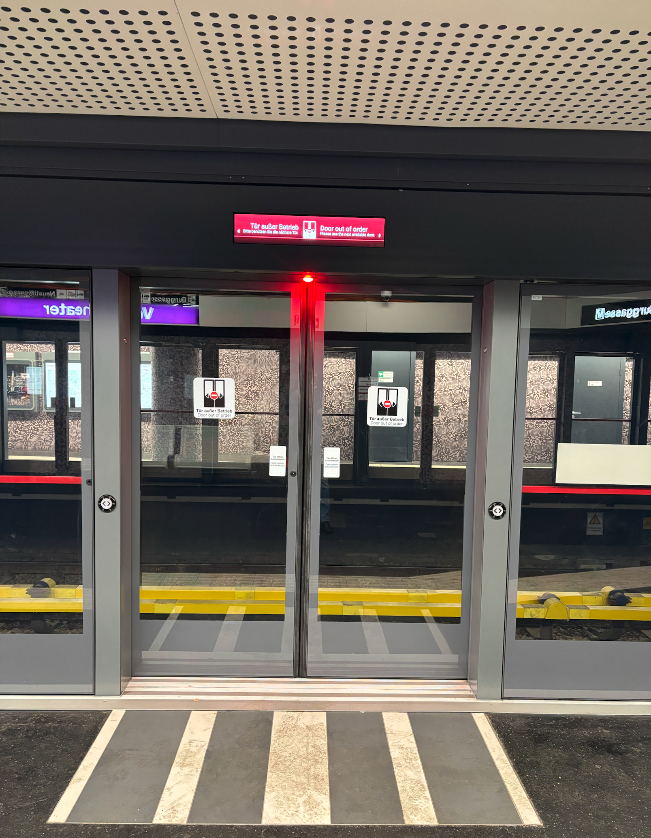 Tür außer Betrieb: Die defekte Bahnsteigtür auf der U2-Station Volkstheater sorgt für Frust bei Fahrgästen.