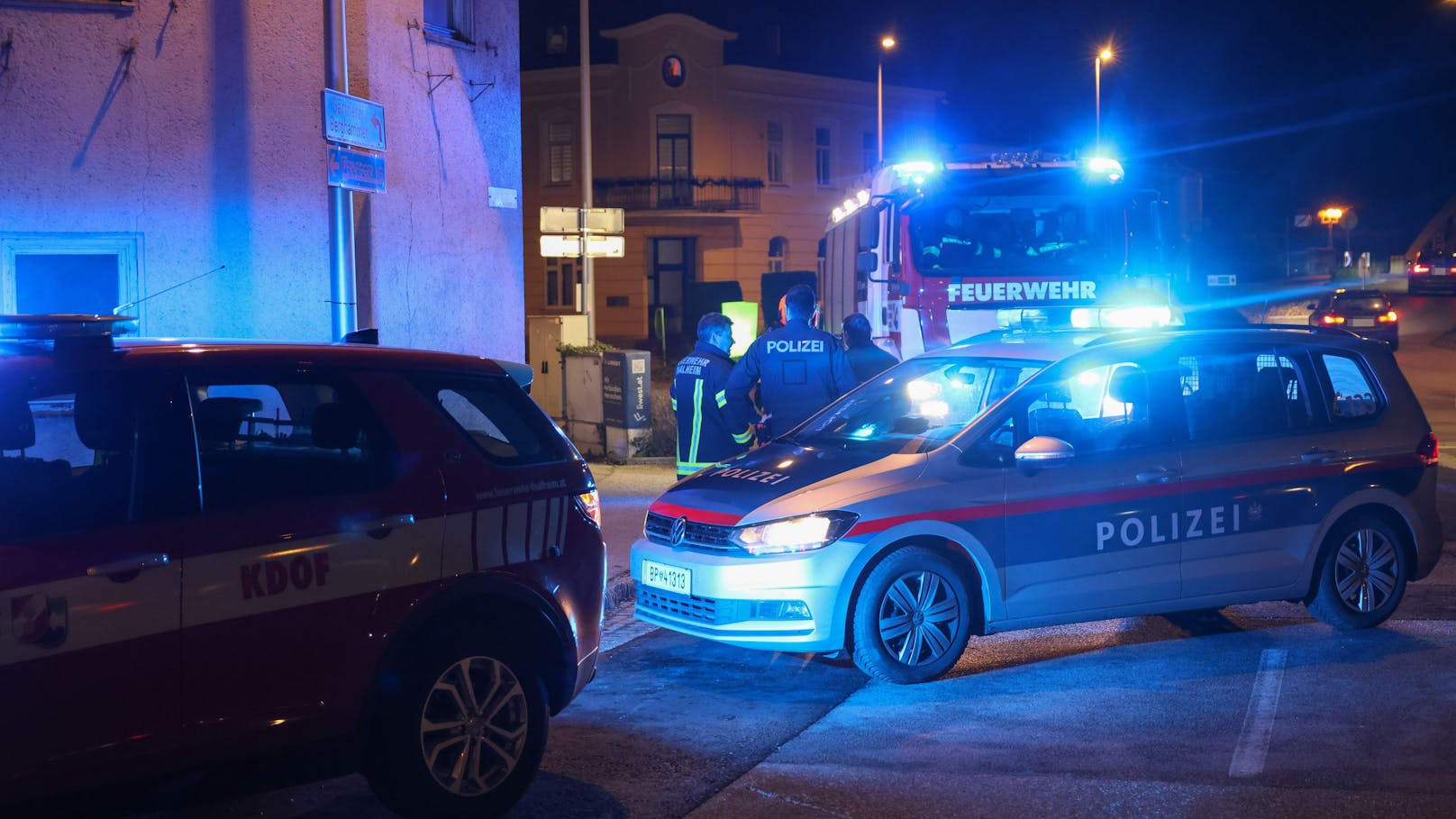 Fackelreste auf der Fackelträger-Figur in einem Kreisverkehr in Thalheim bei Wels (Bezirk Wels-Land) haben am Sonntag einen Einsatz von Feuerwehr und Polizei ausgelöst.