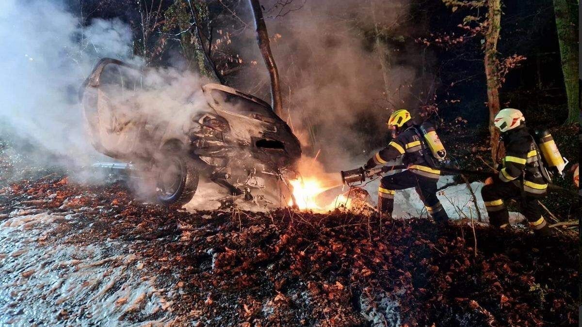 Die Löscharbeiten stellten sich die Feuerwehrleute als herausfordernd dar. 