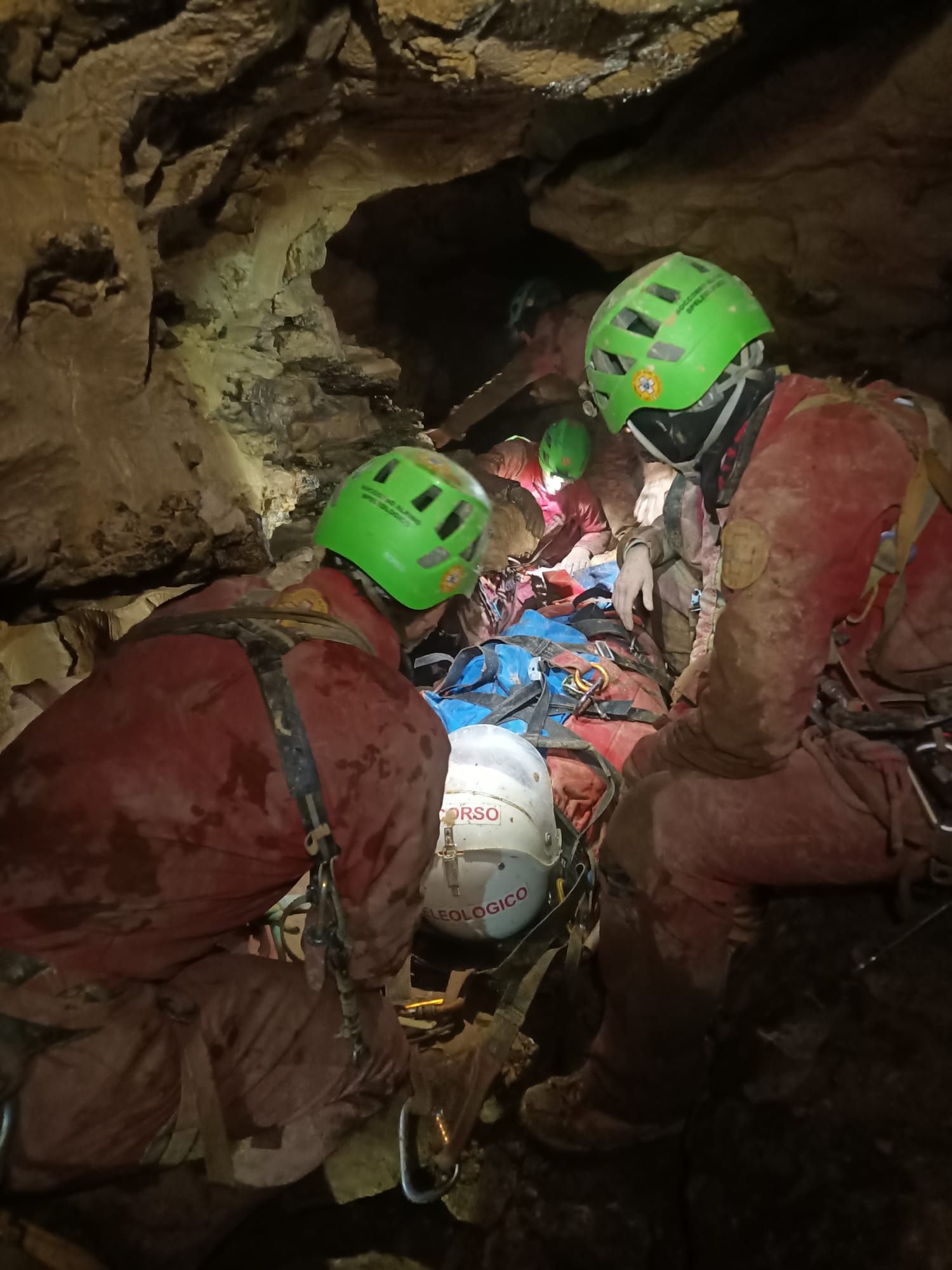 Sonntagnachmittag konnte die Verunglückte in ein beheiztes Basislager innerhalb der Höhle transportiert werden.