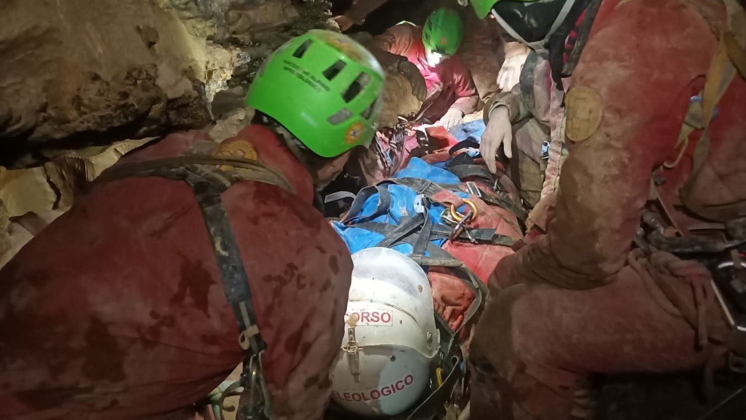 Großeinsatz in der Abisso Bueno Fonteno-Höhle bei Bergamo. Die 32-jährige Speläologin Ottavia Piana war am 14. Dezember 2024 bei der Kartierung eines unerforschten Bereichs abgestürzt und hatte sich schwer verletzt. Um sie zu bergen, wollen die Rettungskräfte auch Sprengstoff einsetzen.