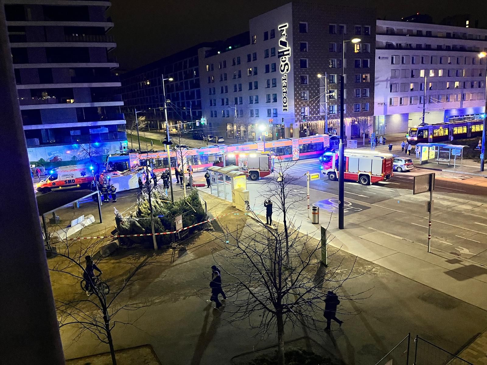 Das Rettungsauto ist umgekippt.