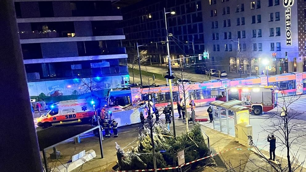 Das Rettungsauto ist umgekippt.