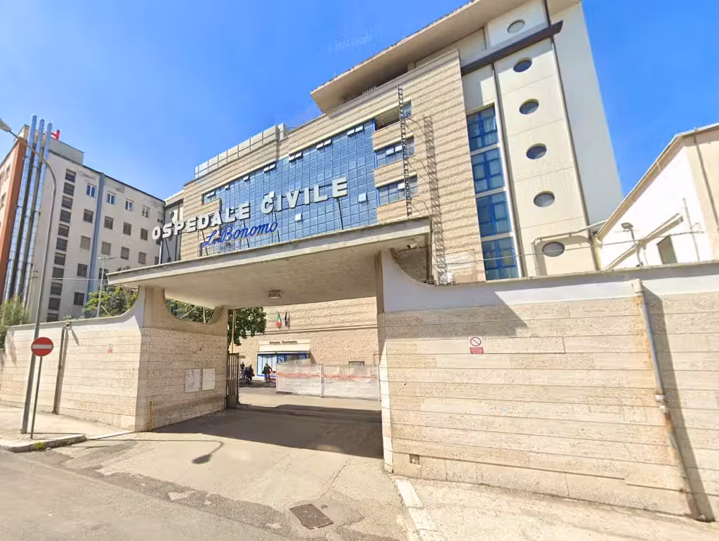 Ein Mann starb nach stundenlanger Wartezeit in der Notaufnahme eines Spitals in Andria, Italien.