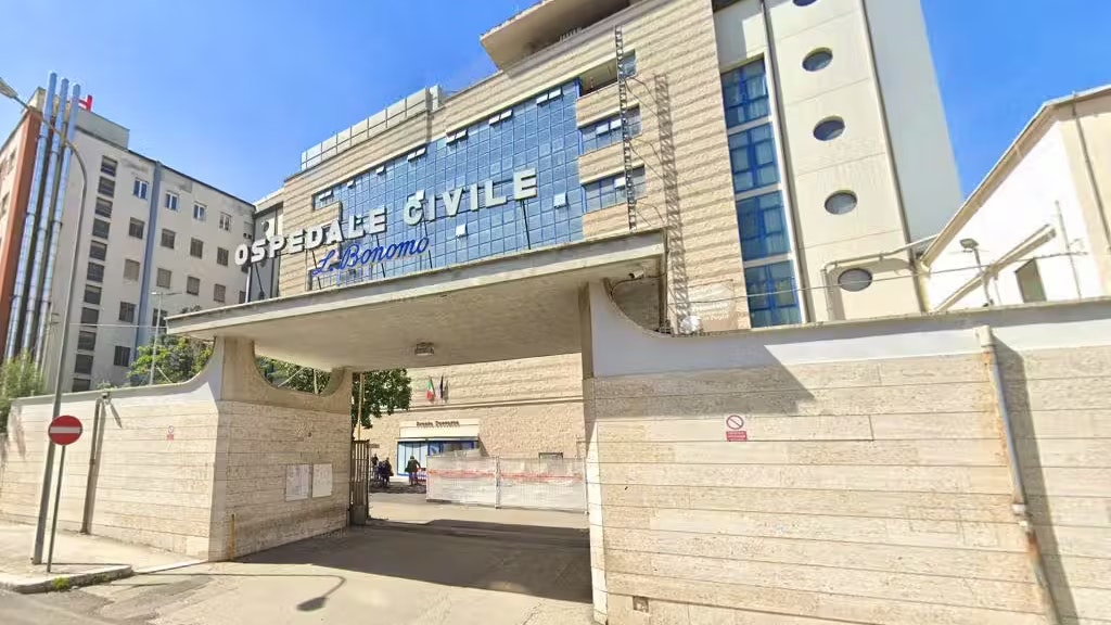 Ein Mann starb nach stundenlanger Wartezeit in der Notaufnahme eines Spitals in Andria, Italien.
