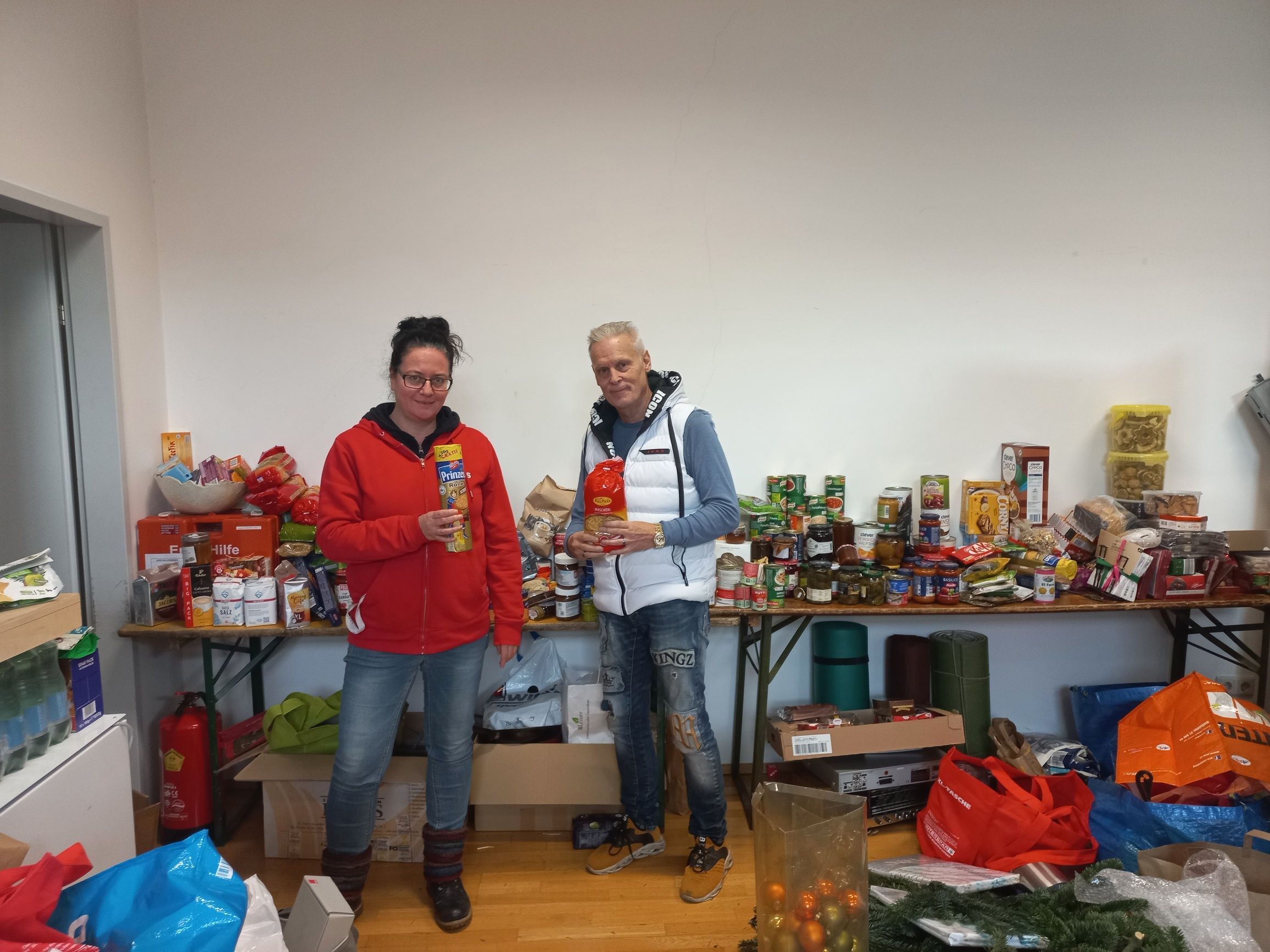 Leiterin Susanne Takacs und Bewohner Ronald mit den zahlreichen Sachspenden, die in der Triester Straße abgegeben wurden.