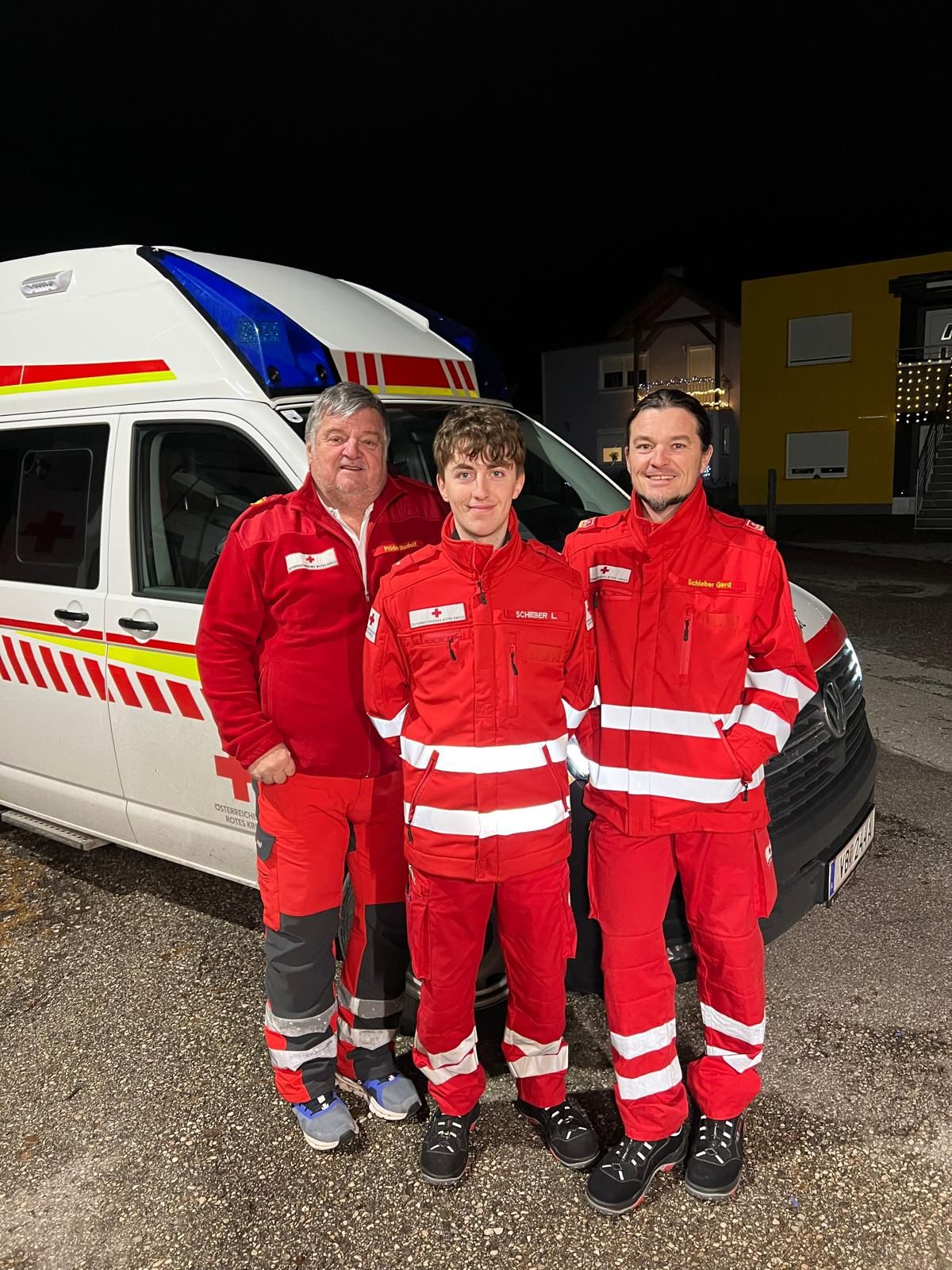 V.l.n.r.: Opa Rudolf, der sich bei Essen auf Rädern engagiert, der 18-jährige Laurin und sein Vater Gerd Schieber.