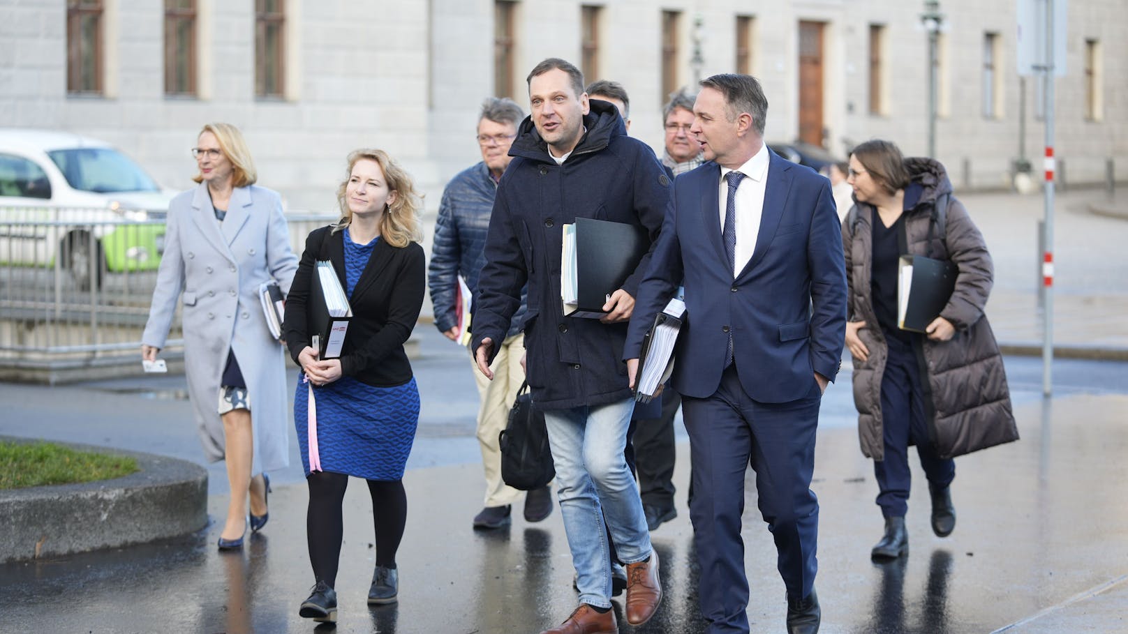 Die SPÖ-Verhandler am Weg vom Parlament ins Palais Epstein.