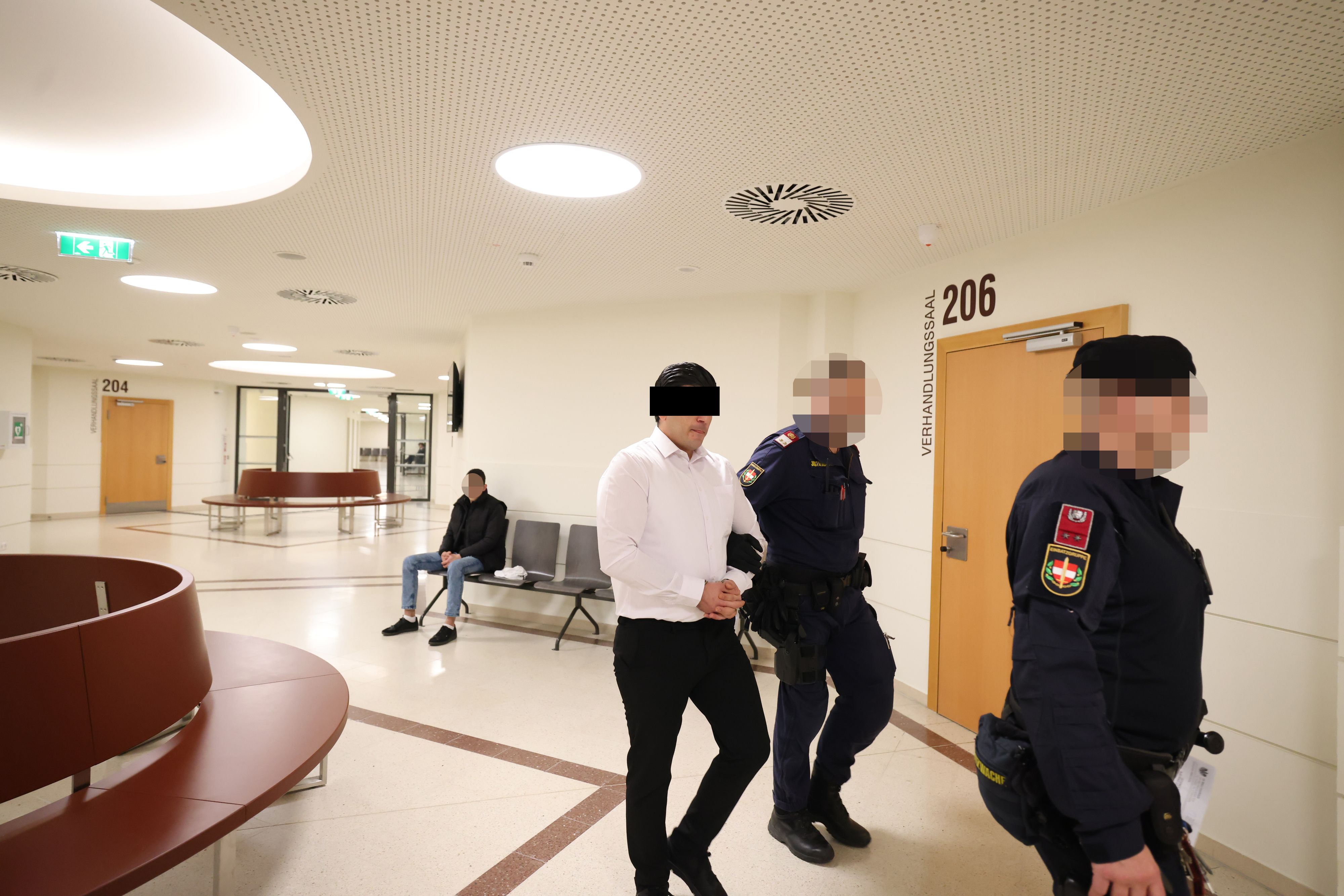 Der Beschuldigte (29) wurde in Handschellen von Justizwachebeamten in den Verhandlungssaal geführt. Dort fiel das Urteil: 4,5 Jahre Haft wegen Raubes, Hehlerei und Urkundenunterdrückung.