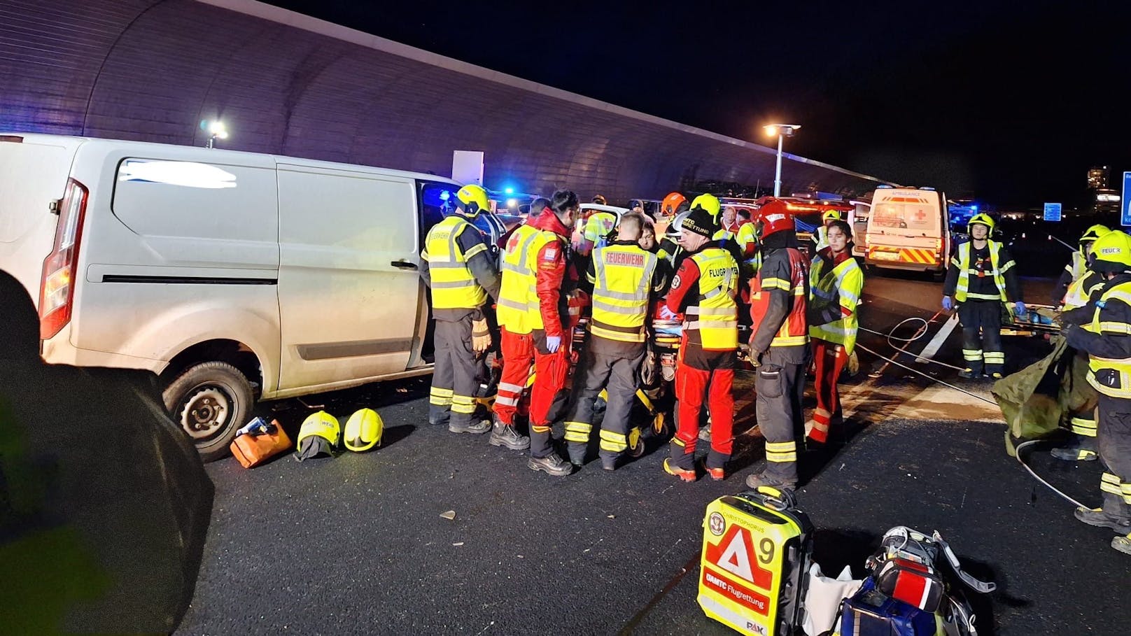 Der Beifahrer des Kastenwagens musste mit hydraulischen Geräten aus dem Fahrzeug befreit werden.