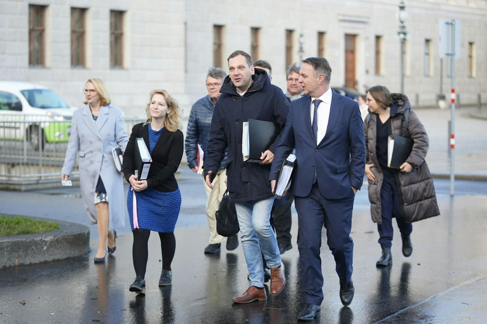 Das SPÖ-Team am Weg vom Parlaments ins nahegelegene Palais Epstein.