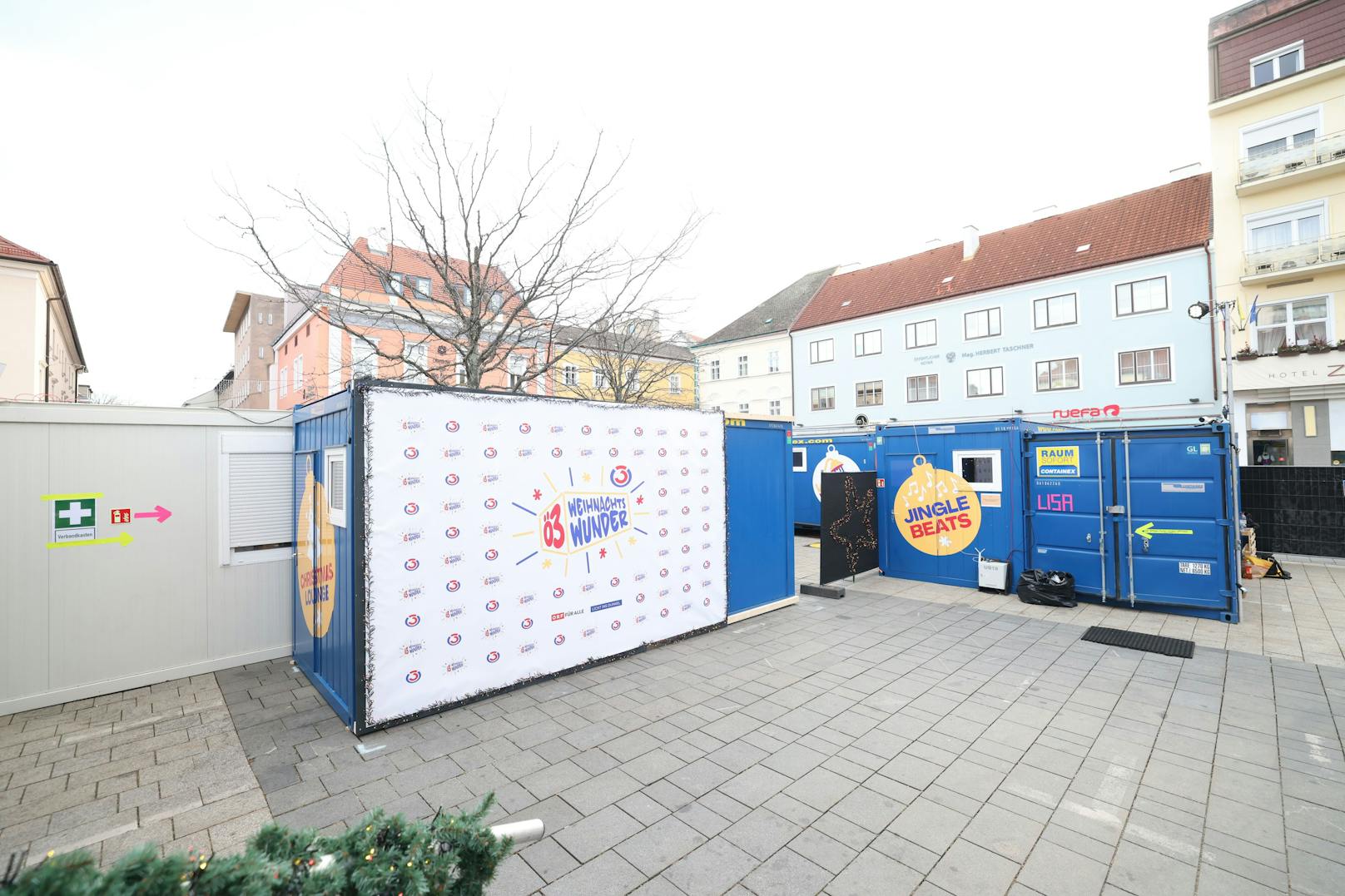 Hinter der "Wunschhütte" steht die kleine Container-Stadt, in der die Moderatoren die Tage wohnen