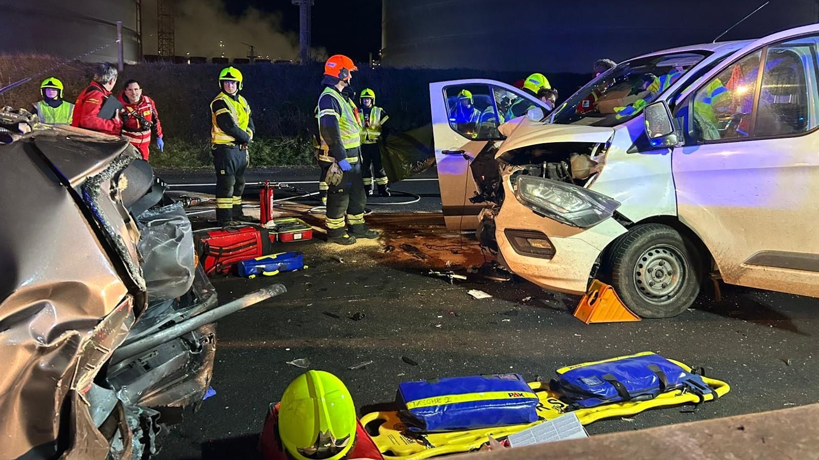 Die Feuerwehren Schwechat und Schwechat-Mannswörth mussten den schweren Unfall auf der Gegenfahrbahn mitansehen.