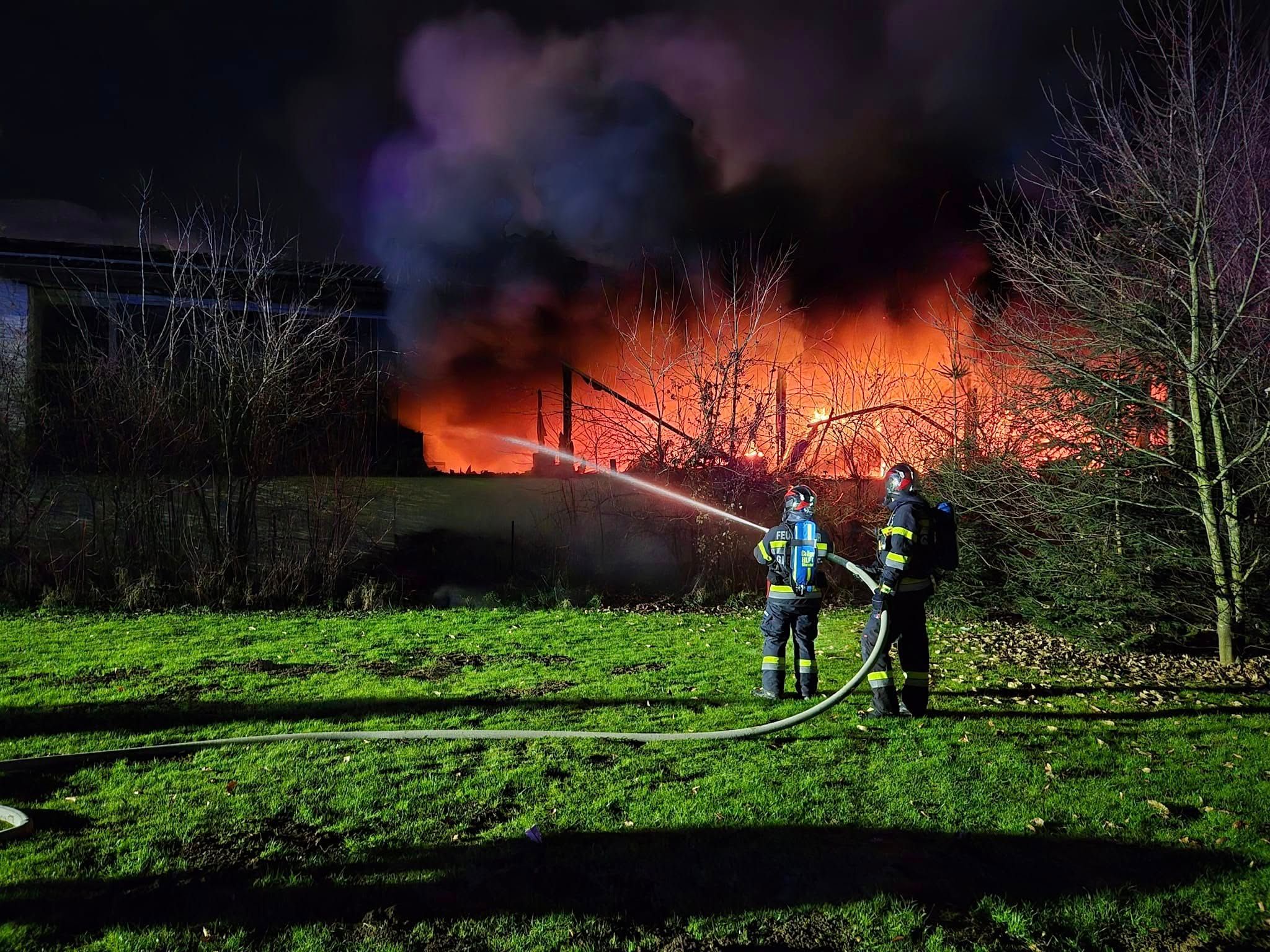 Fünf Wehren mit knapp 90 Kräften, die Polizei und das Rote Kreuz standen bei dem Industriebrand in Laßnitzthal im Einsatz.
