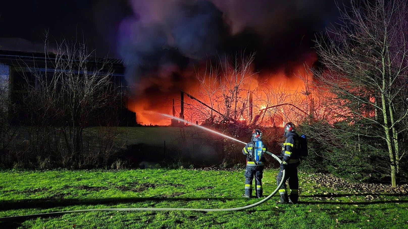 Kfz-Werkstatt in Vollbrand! Großeinsatz der Feuerwehren