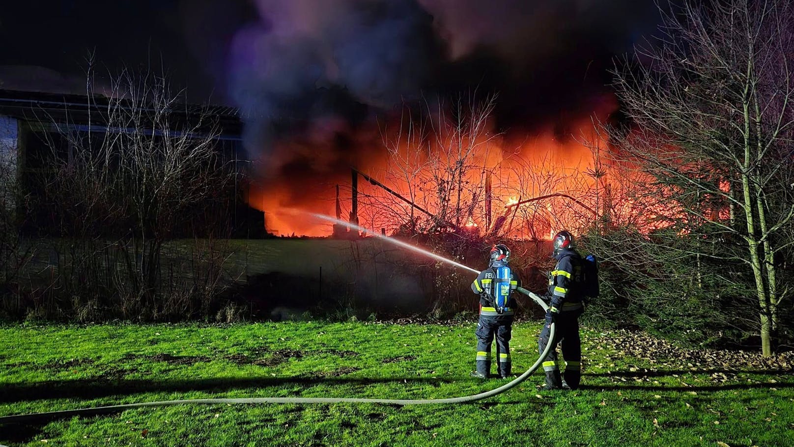 Kfz-Werkstatt in Vollbrand! Großeinsatz der Feuerwehren