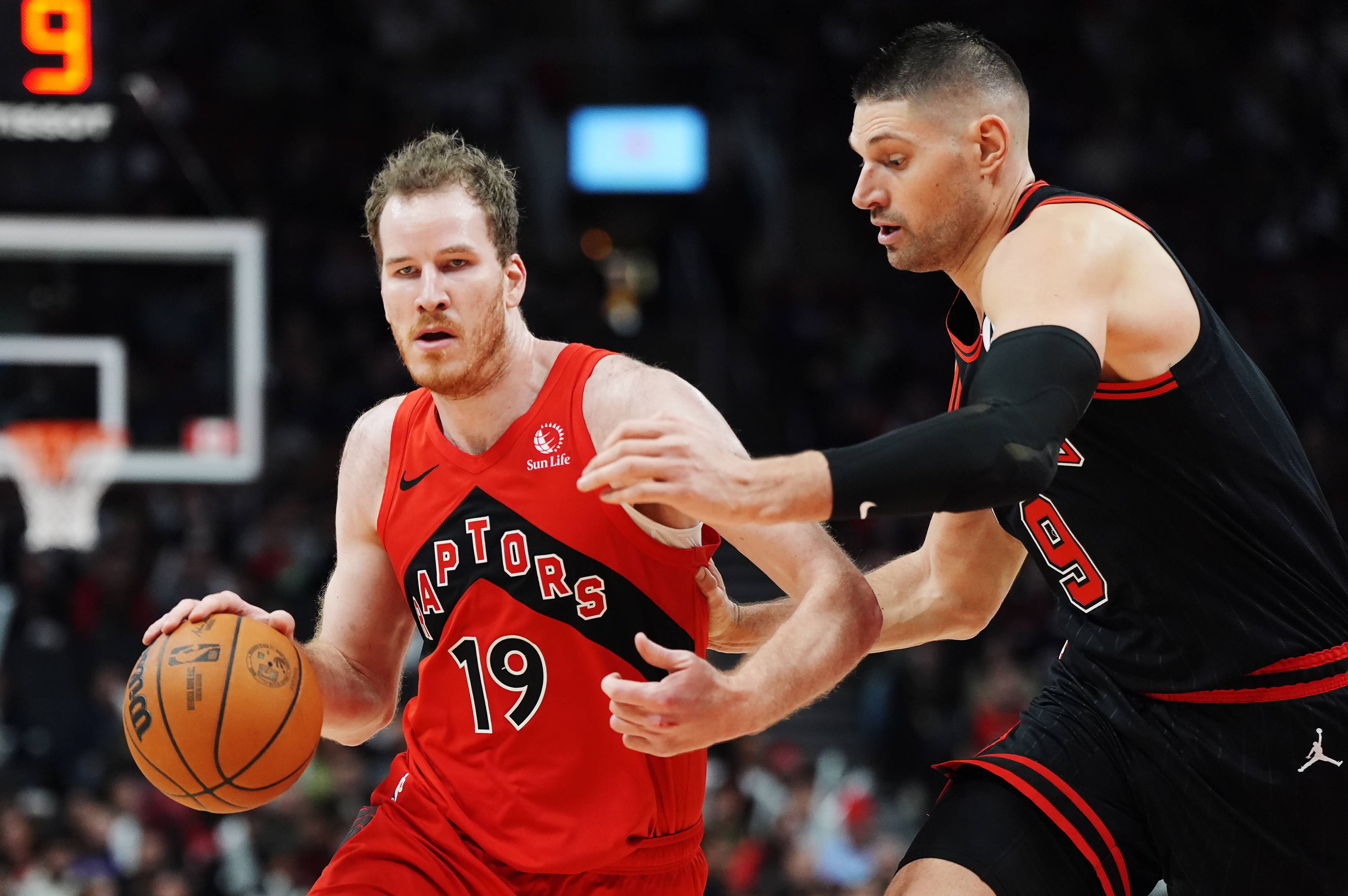 Jakob Pöltl (l.) verletzte sich gegen die Chicago Bulls.