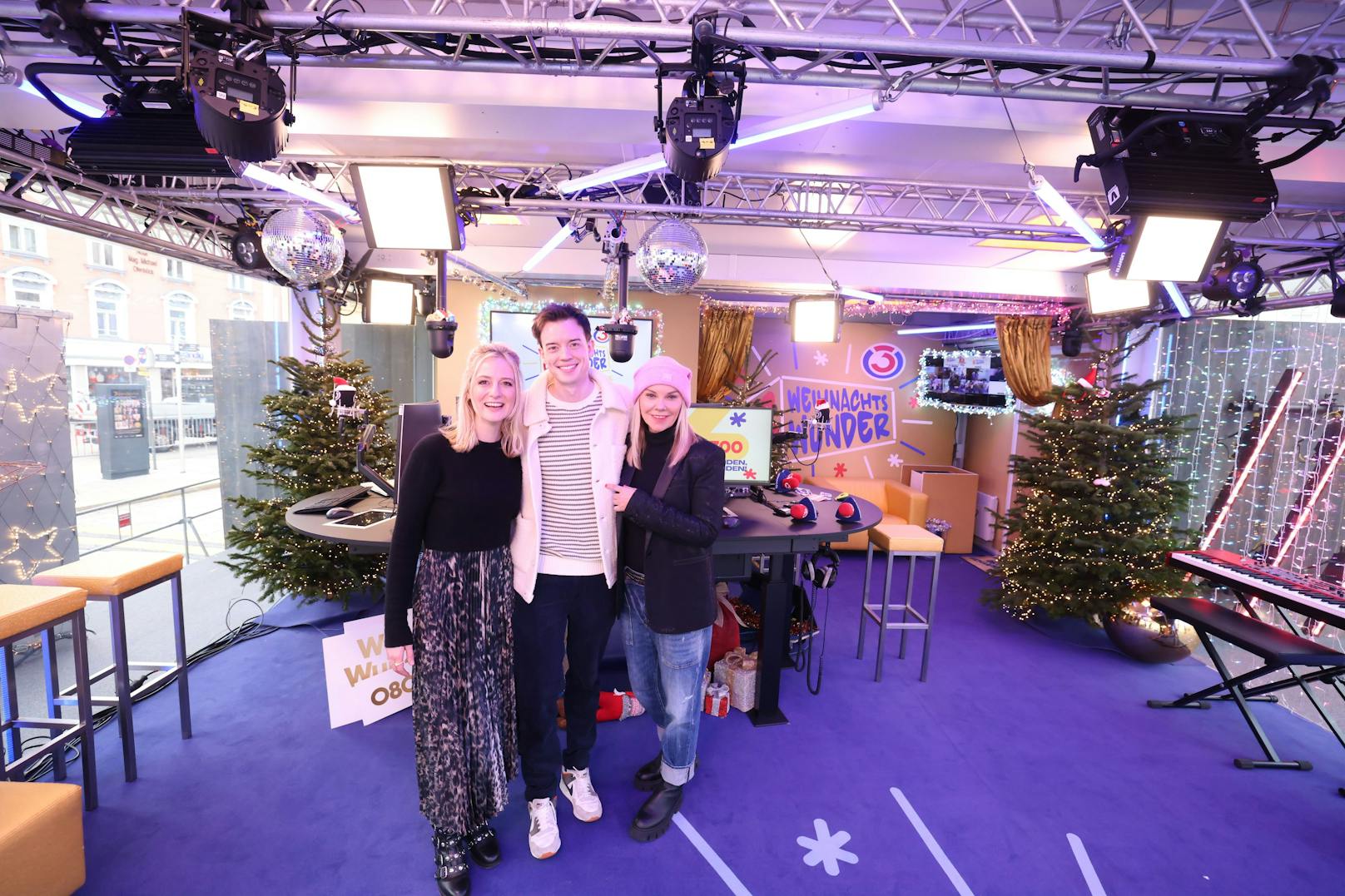 Tina Ritschl, Philipp Hansa und Sylvia Graf begrüßen die Ö3-Hörer zum "Weihnachtswunder"