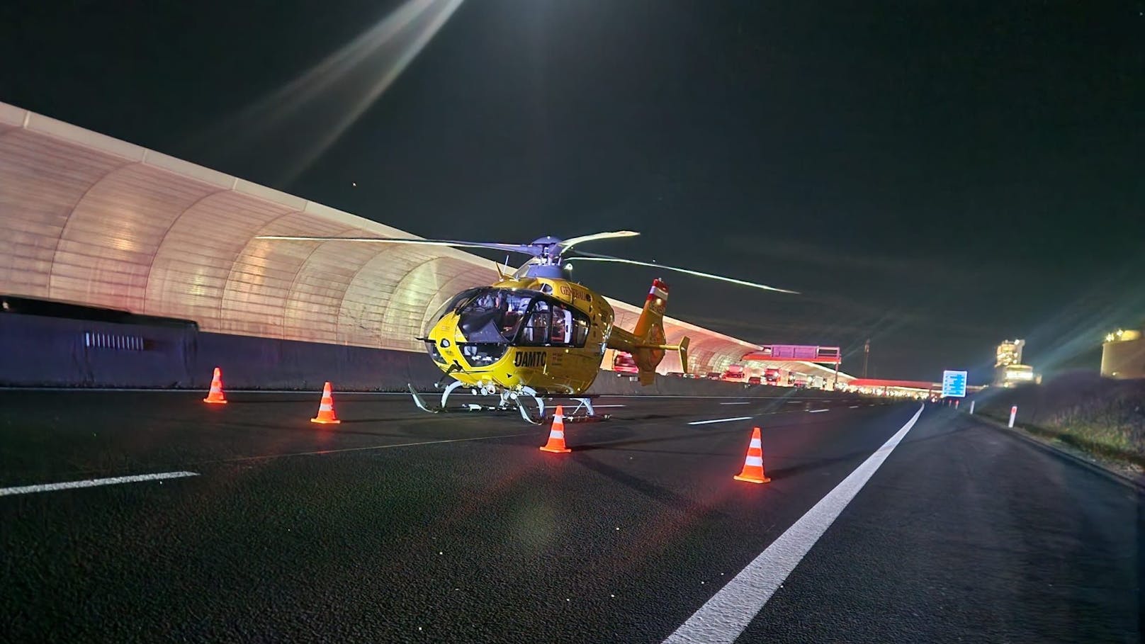 Die Feuerwehren Schwechat und Schwechat-Mannswörth mussten den schweren Unfall auf der Gegenfahrbahn mitansehen.