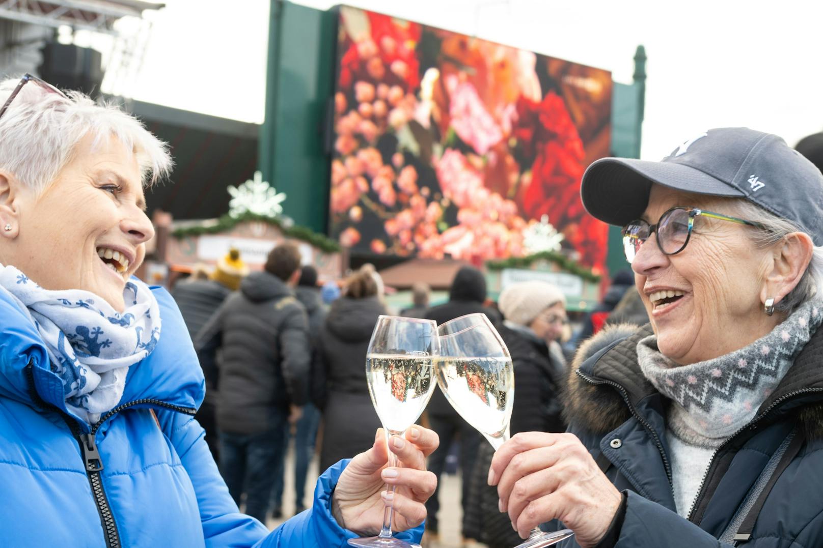 Zu Neujahr kann man am Wintermarkt am Riesenradplatz mit Sekt angestoßen werden.