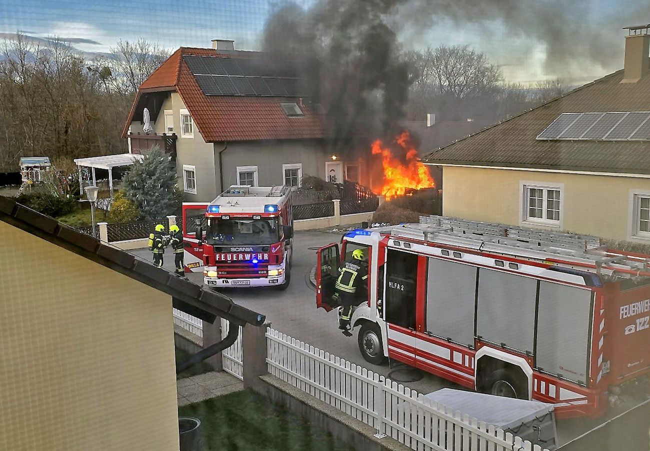 Pkw-Vollbrand drohte aufs Wohnhaus überzugreifen