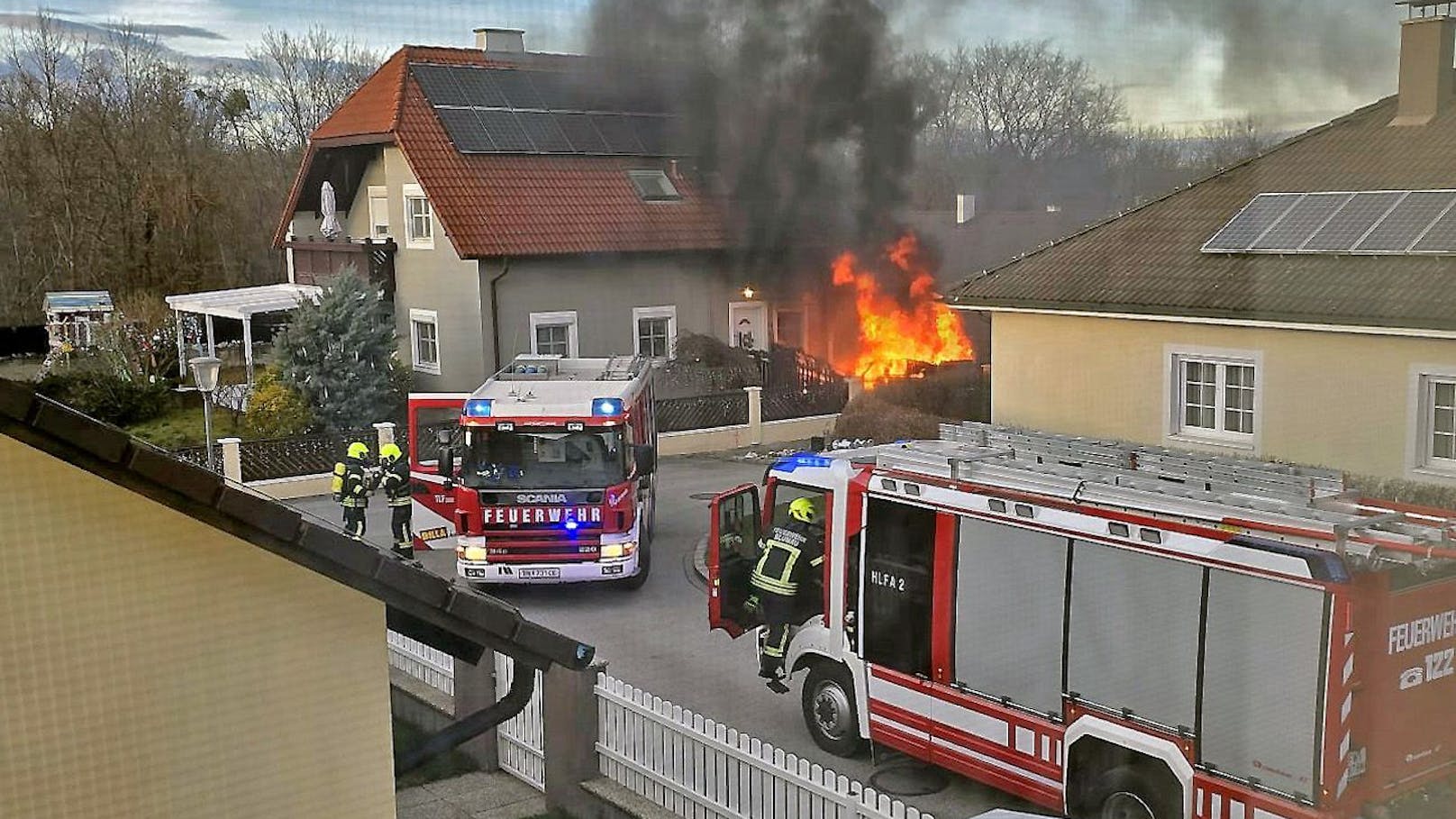 Pkw-Vollbrand – Kampf gegen meterhohe Flammen