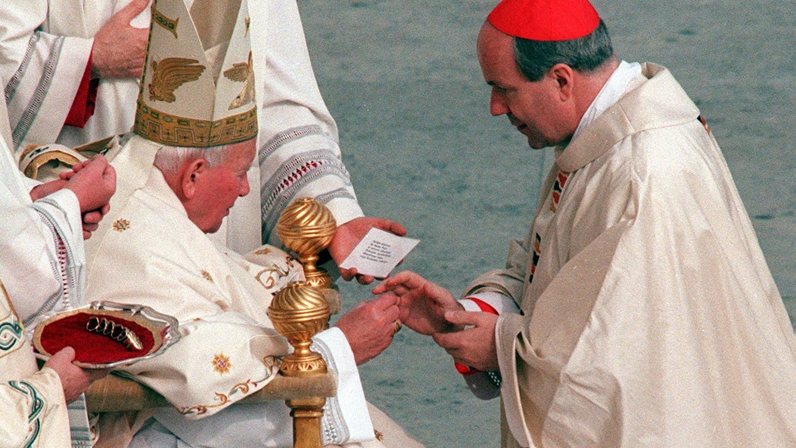 Papst Johannes Paul II. verlieh Schönborn am 22. Februar 1998 in Rom den Kardinalsring.