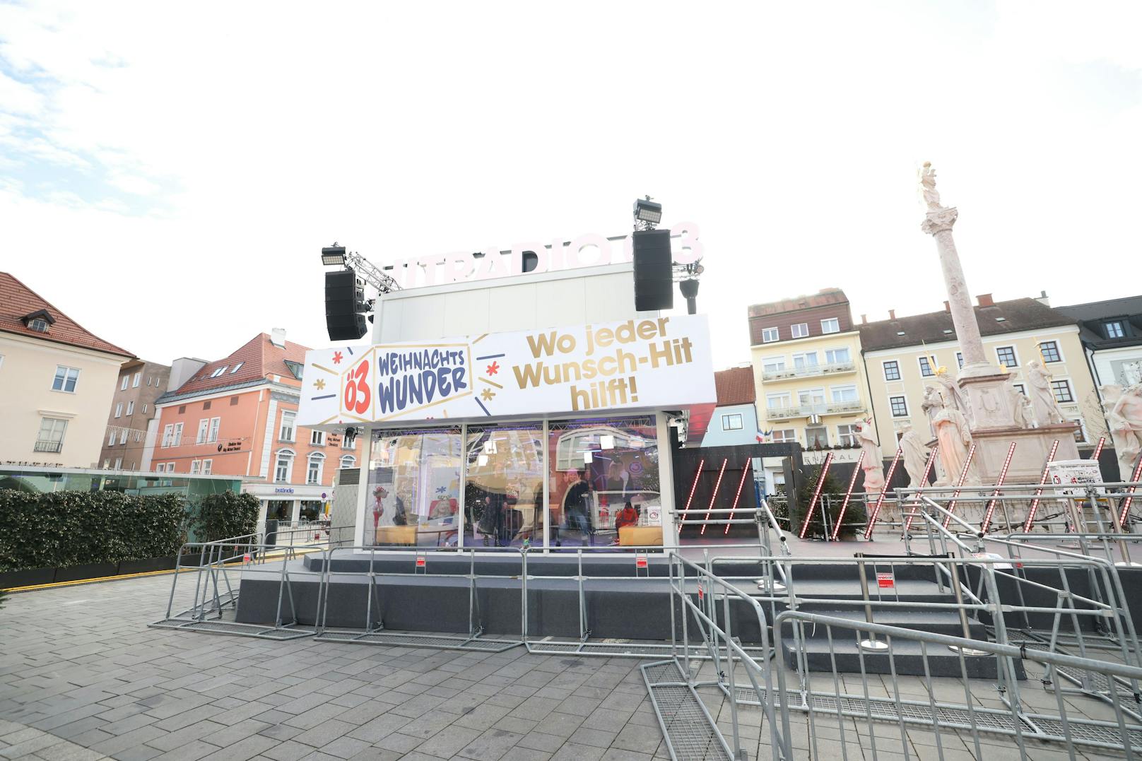 Die gläserne "Wunschhütte" steht heuer am Hauptplatz in Wr. Neustadt