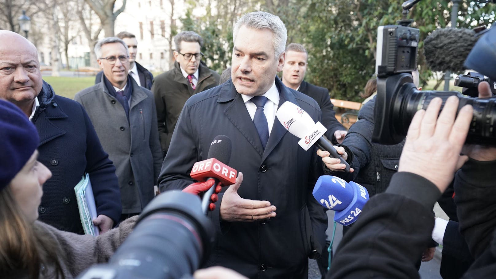 Kanzler Karl Nehammer mit dem ÖVP-Team vor Start der großen Ampelrunde. 