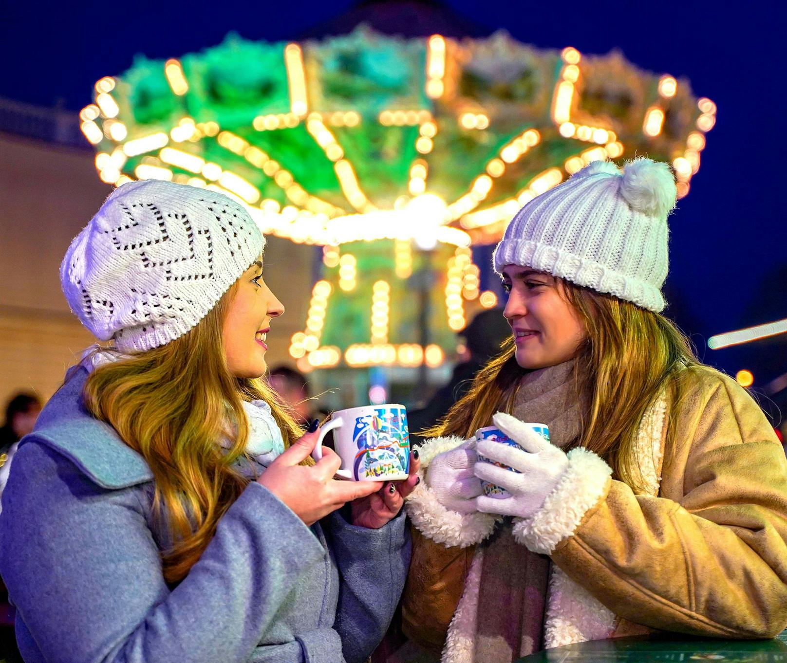 Auch mit Punsch wird man am Wintermarkt am Riesenradplatz versorgt.