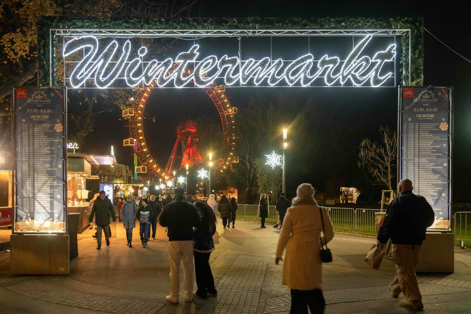 Typisch für den Wintermarkt am Riesenradplatz sind die bunten Beleuchtungen.