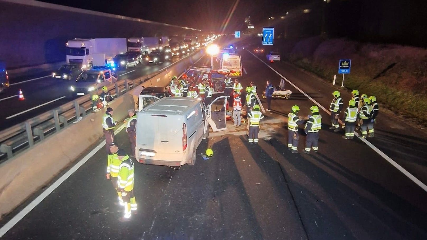 Die Feuerwehren Schwechat und Schwechat-Mannswörth mussten den schweren Unfall auf der Gegenfahrbahn mitansehen.