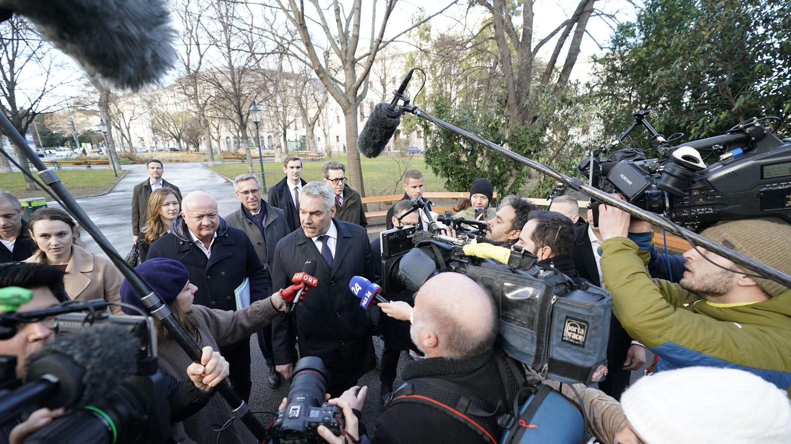 Großes Medieninteresse: Kanzler Karl Nehammer und das ÖVP-Verhandlerteam. 