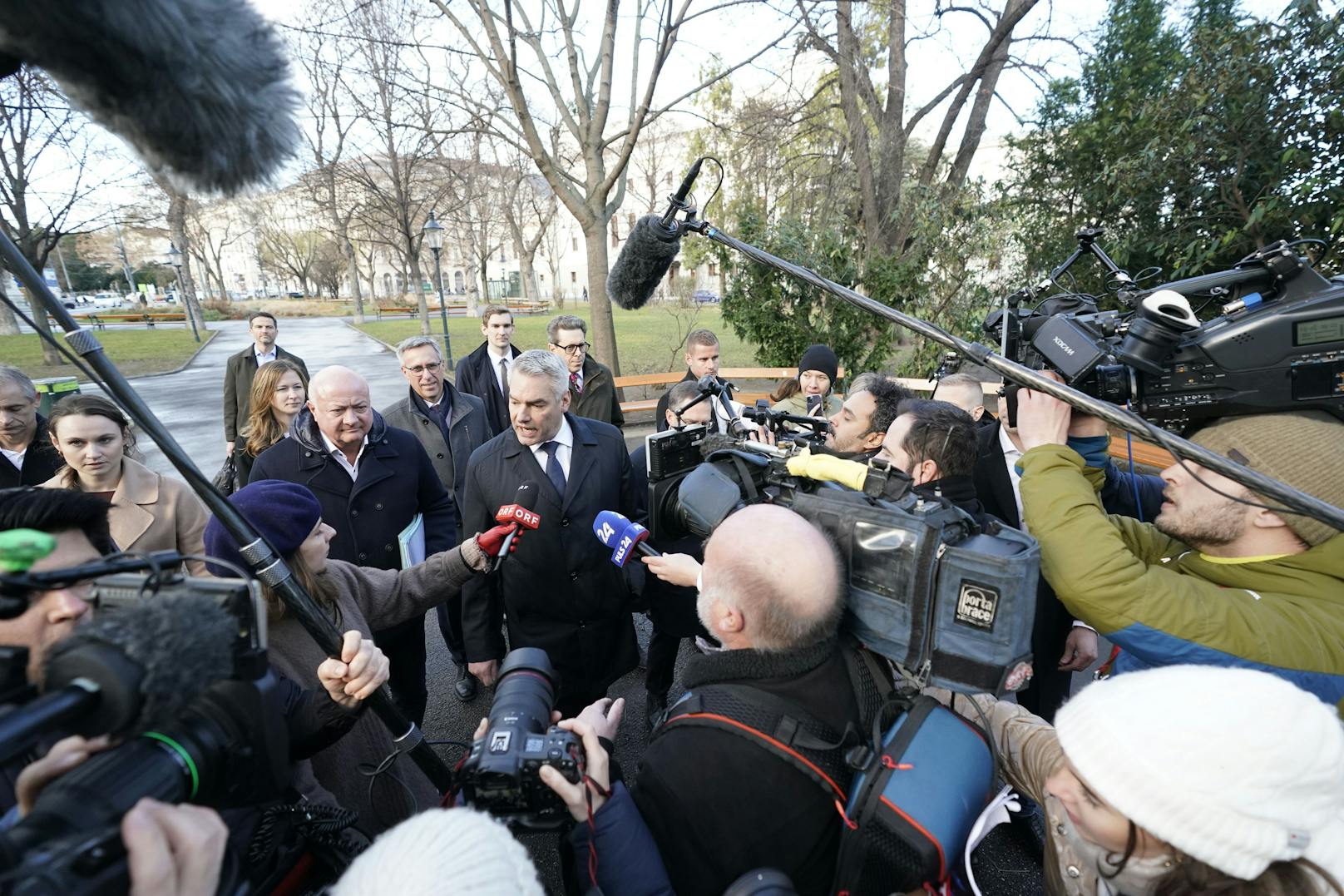 Großes Medieninteresse: Kanzler Karl Nehammer und das ÖVP-Verhandlerteam. 