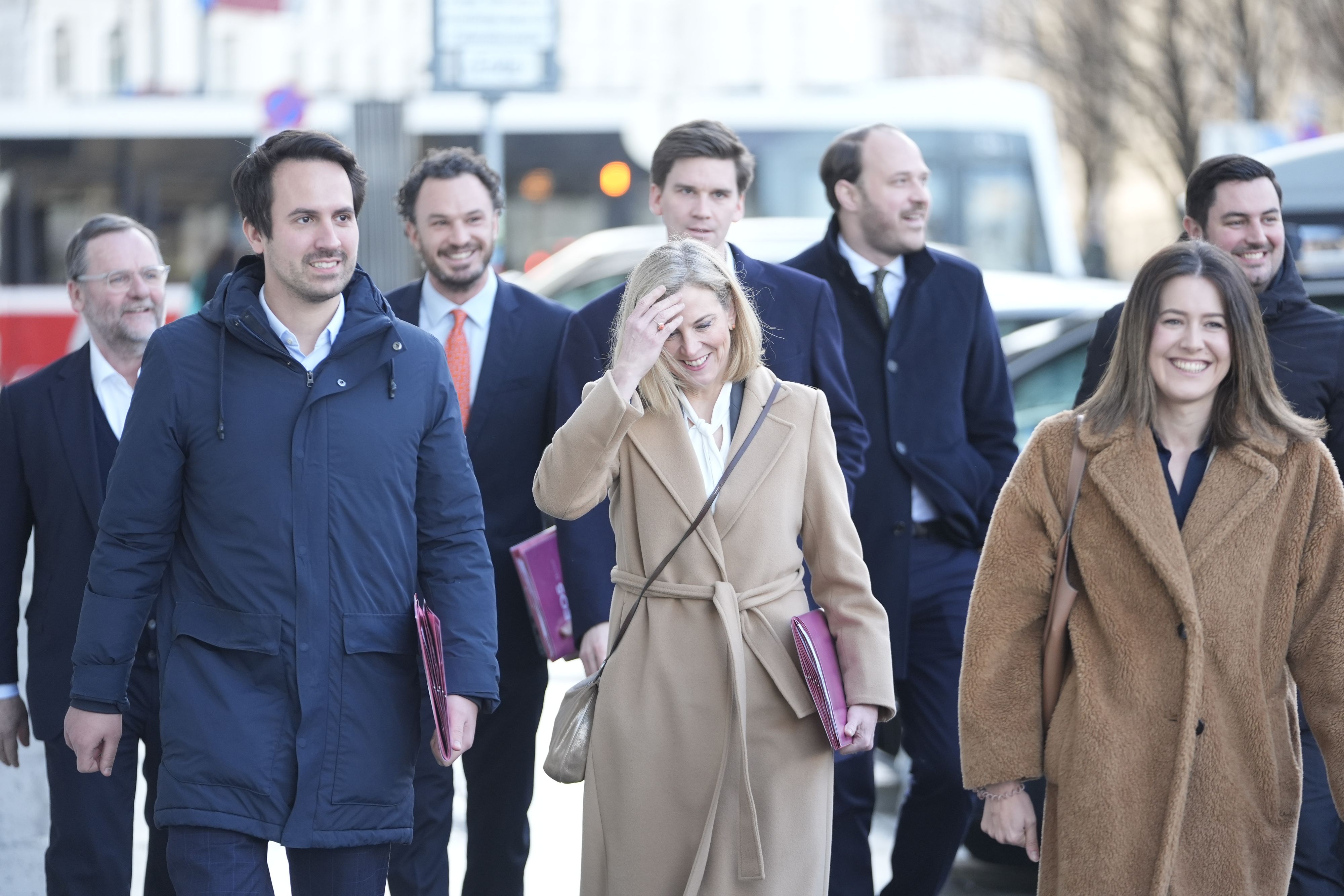 Das Neos-Verhandlerteam am Weg ins Palais Epstein am 17. Dezember 2024.