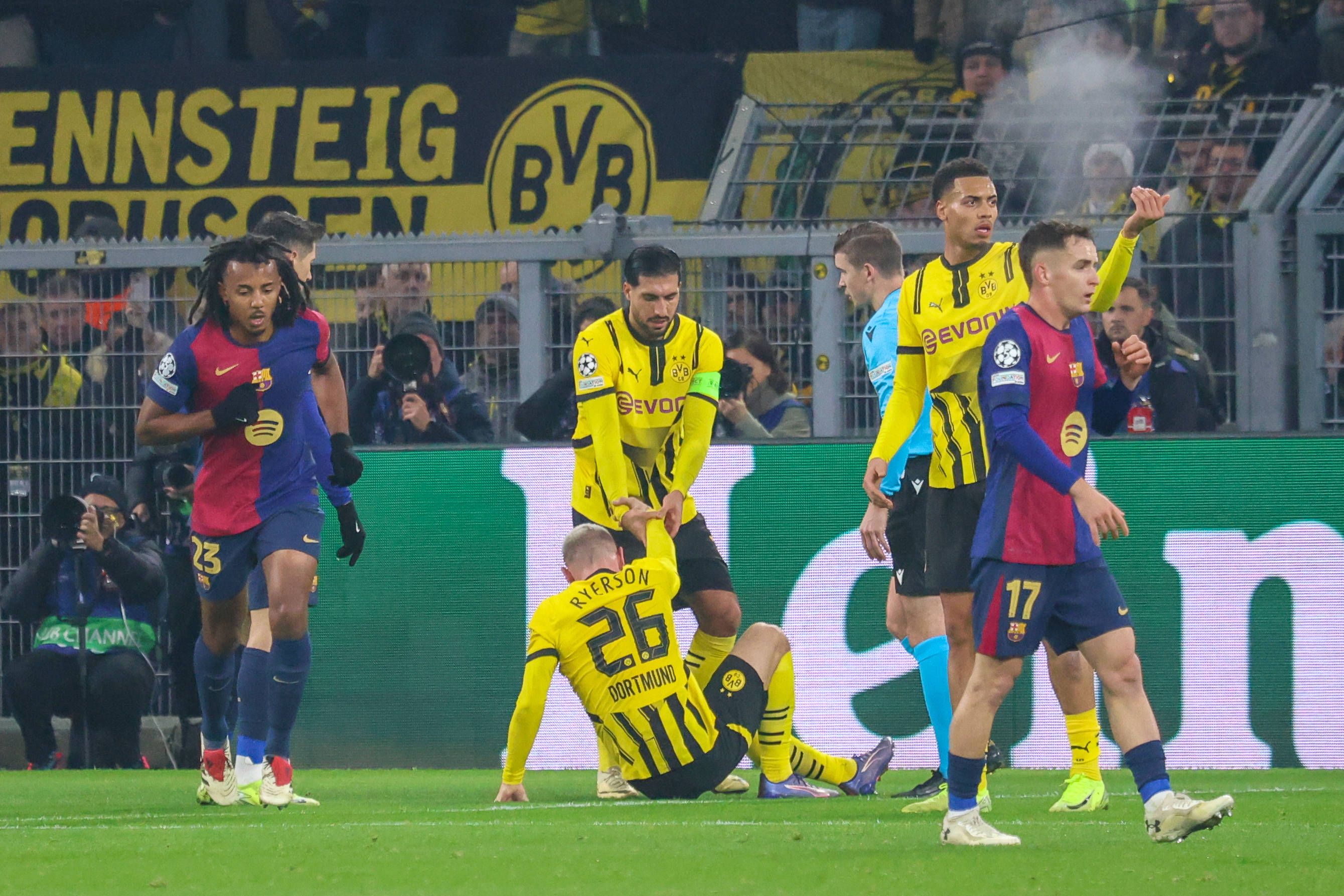 Ryerson wurde hier noch von Kapitän Emre Can aufgeholfen. Später musste er ausgewechselt werden.