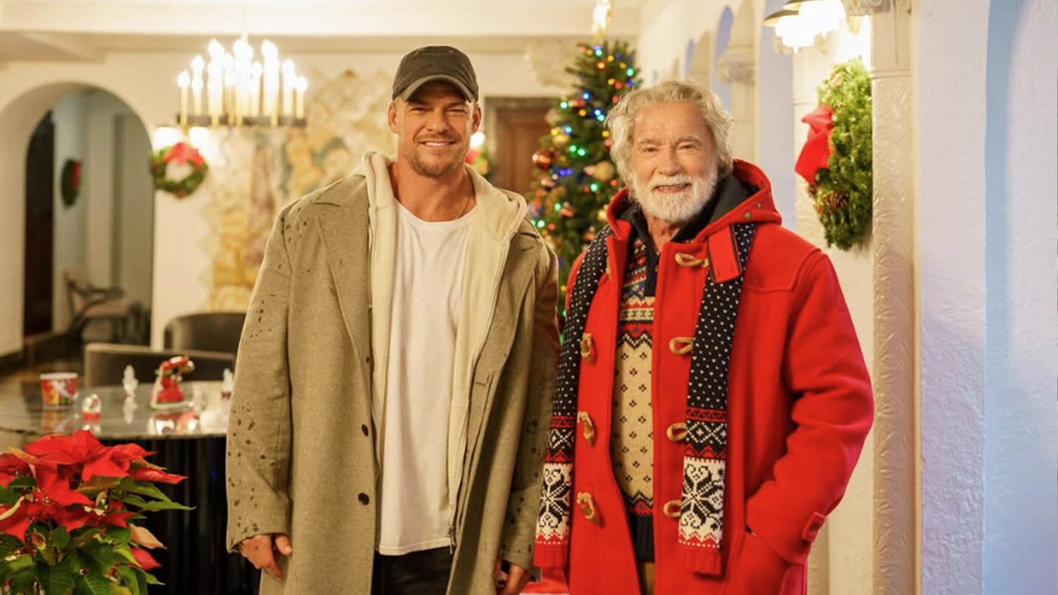 Mit Vollbart lächelt Arnold Schwarzenegger in die Kamera. Der Weihnachtsmann-Look steht ihm!