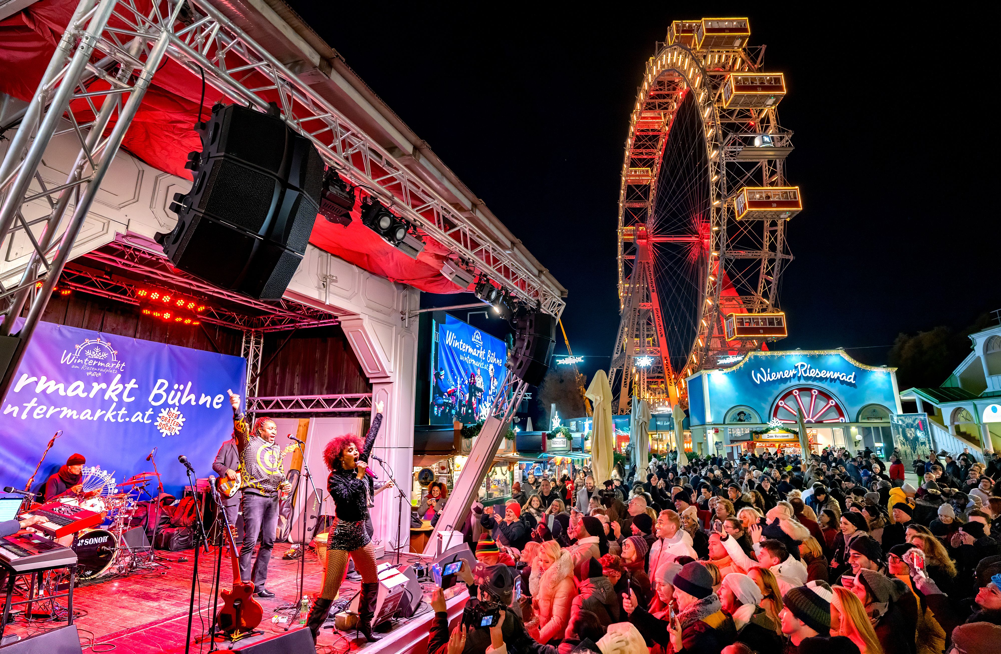 Am Wintermarkt am Riesenradplatz finden live Konzerte statt.