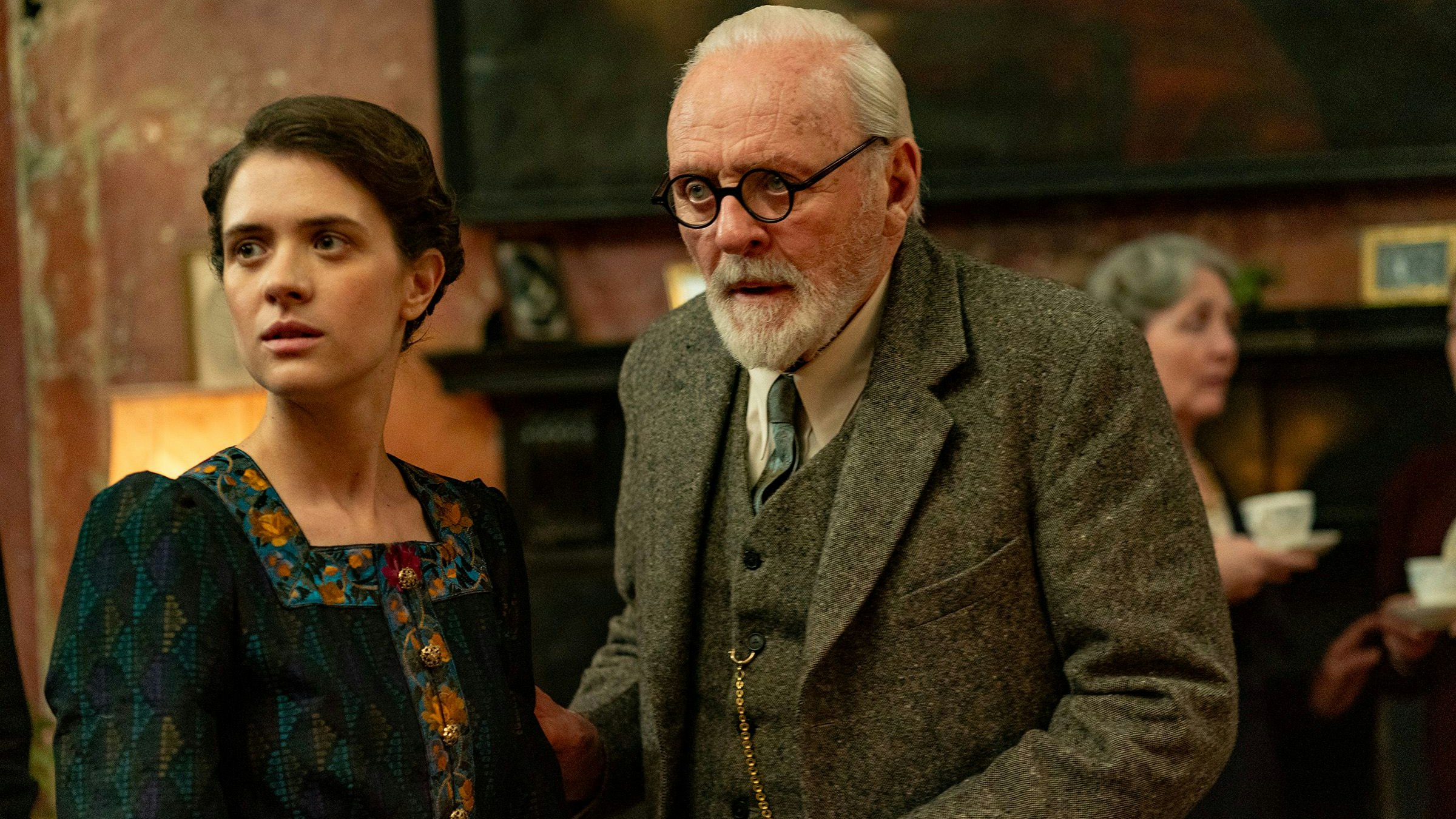 Anthony Hopkins als Sigmund Freud und Liv Lisa Fries als seine Tochter Anna in London: "Freud – Jenseits des Glaubens"