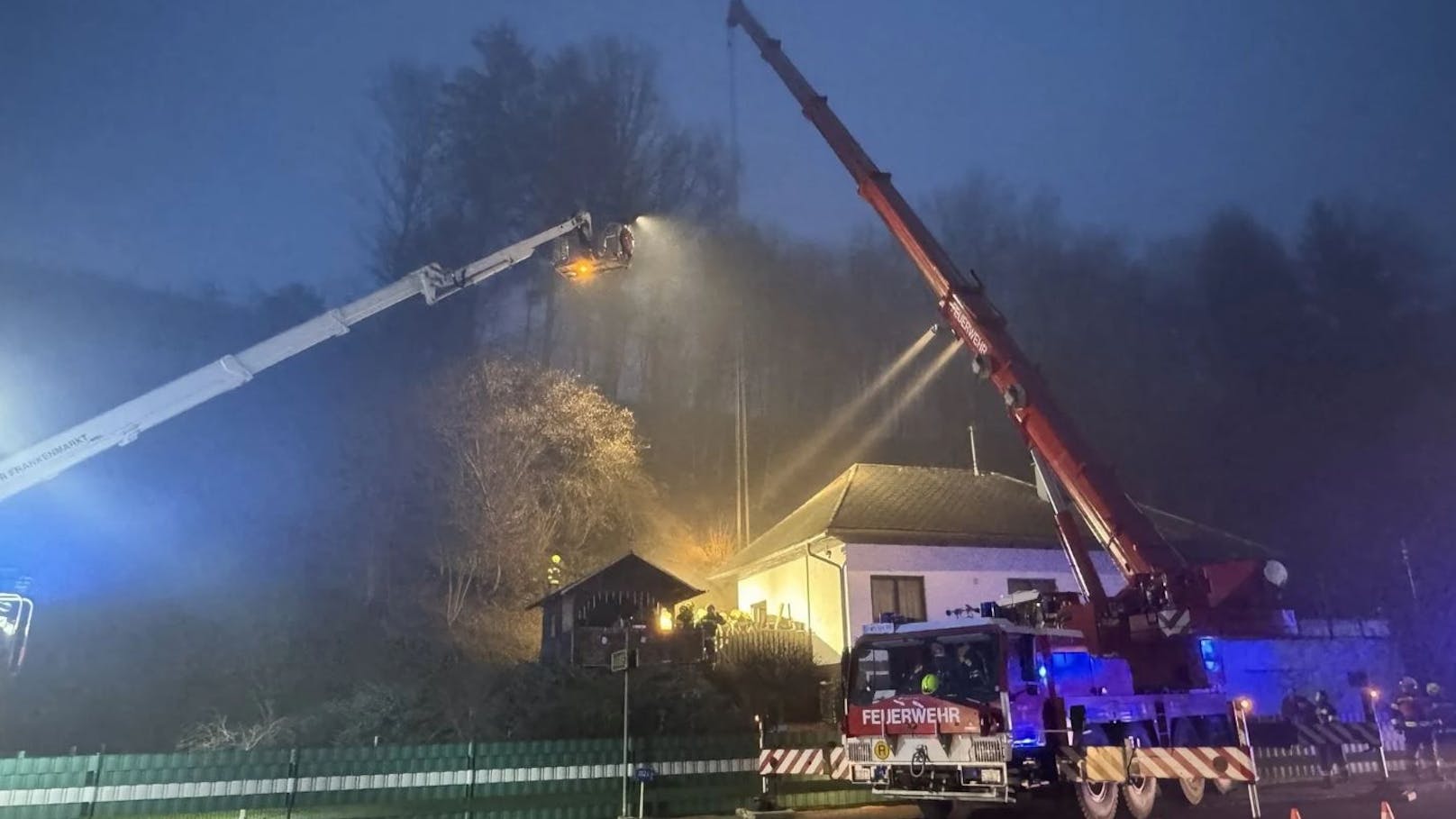 Für die Bergung des tonnenschweren Wurzelstocks war schweres Gerät nötig: Die Feuerwehr Vöcklabruck holte einen Kran dazu.