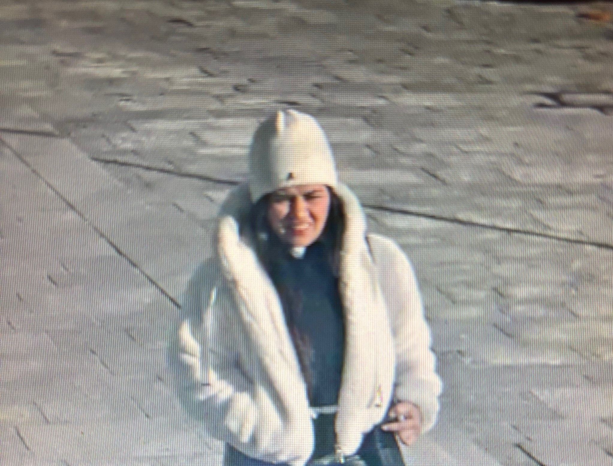 Die Polizei sucht diese Frau, die an einem Raub an einer 76-Jährigen beteiligt sein soll. Es geht um einen hohen vierstelligen Eurobetrag.