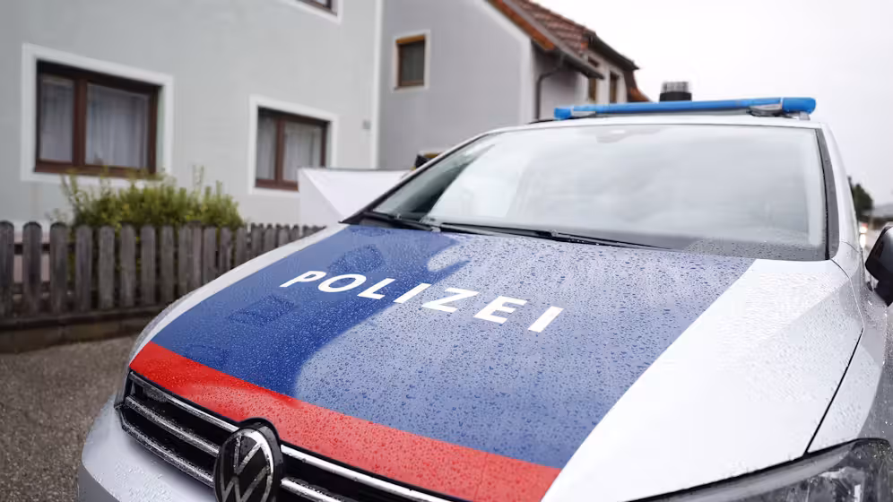 17 Mal schlug der 14-Jährige mit der Axt auf seinen Bruder ein. Im Bild: Ein Polizeiauto vor dem Tatort.