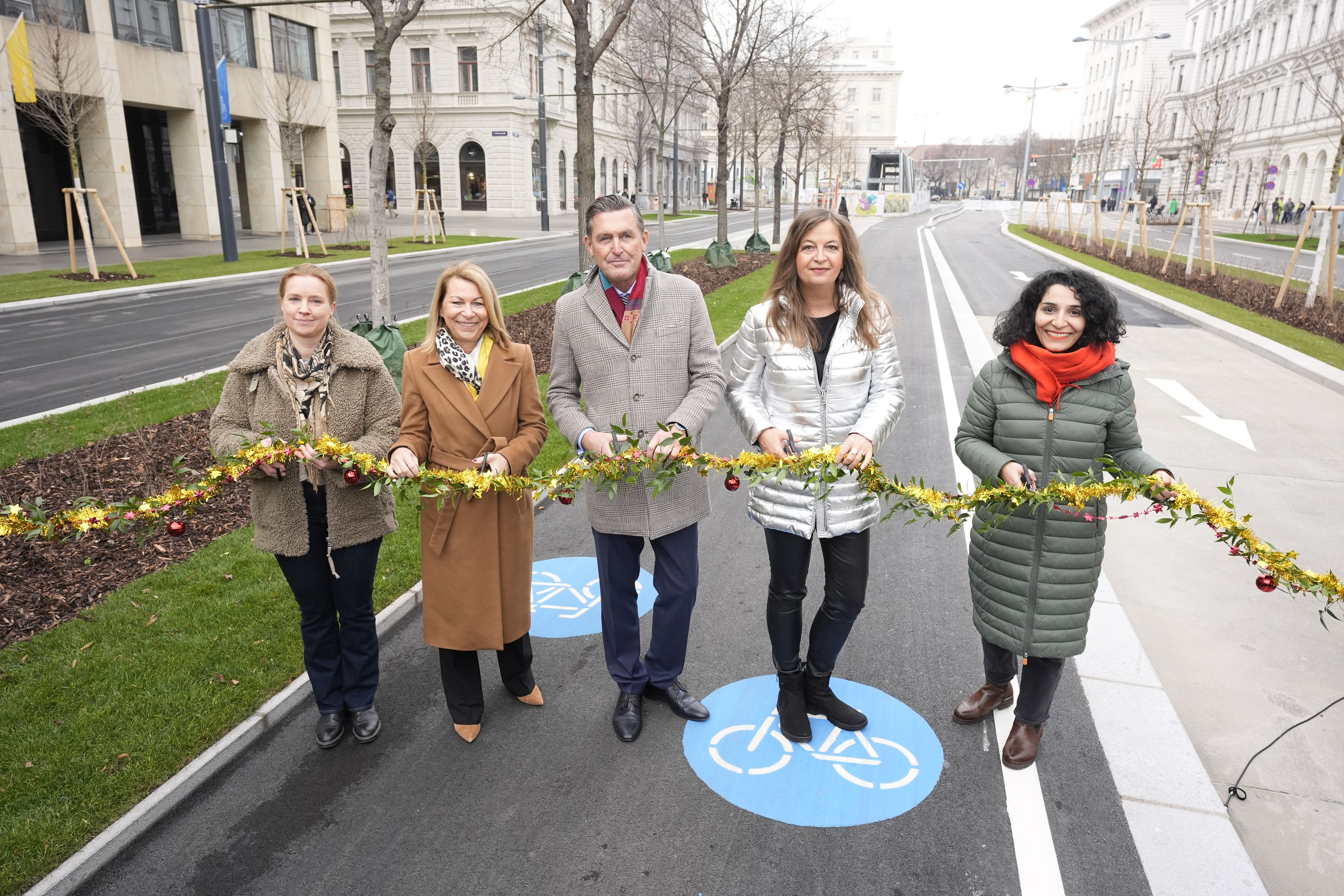 Angelika Pipal-Leixner, Neos Wien-Sprecherin für Mobilität, Wiener Linien-Geschäftsführerin Alexandra Reinagl, Öffi-Stadtrat Peter Hanke, Mobilitätsstadträtin Ulli Sima und Saya Ahmad, Bezirksvorsteherin Alsergrund (v.l.)