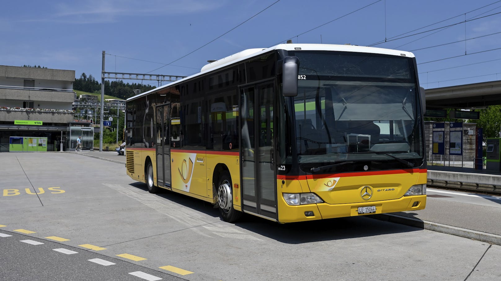 Postbus erfasst Bub (10) bei Wendemanöver – tot