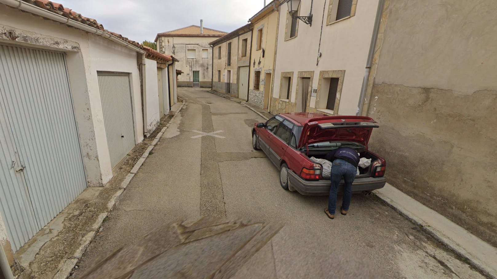 Google Streetview! Mann packt "Leiche" in Kofferraum