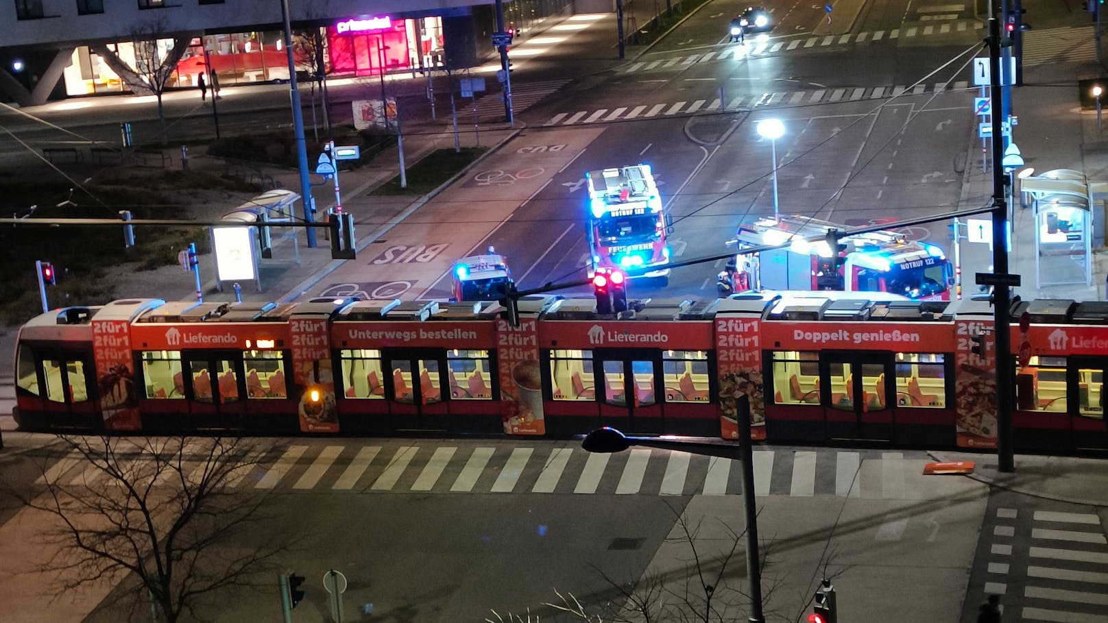 Beim Eintreffen der Feuerwehr waren keine Menschen mehr in der Straßenbahn.