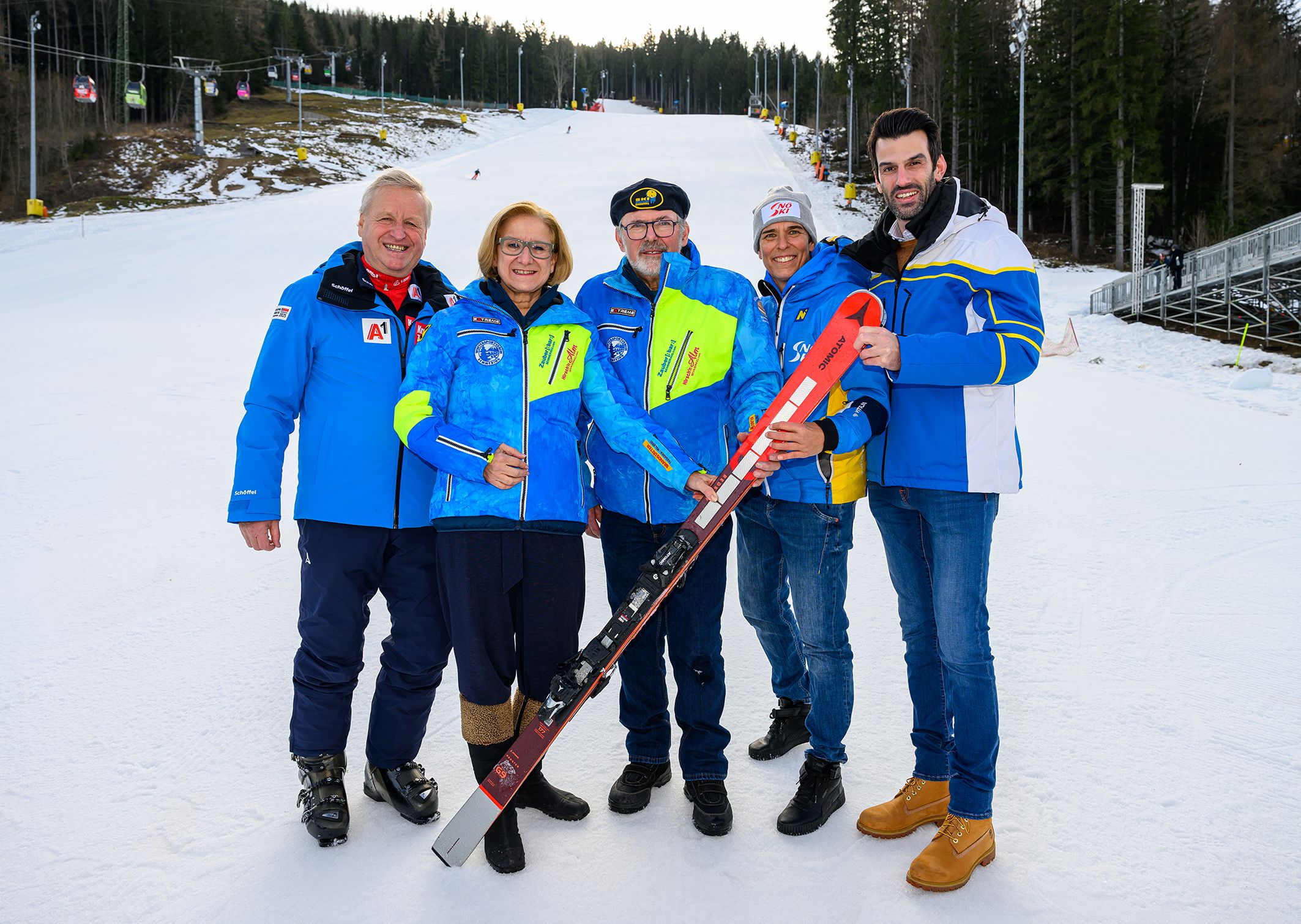 LSV NÖ Präsident Wolfgang Labenbacher, VP-Landeshauptfrau Johanna Mikl-Leitner, OK-Chef Franz Steiner, LSV NÖ Vizepräsidentin Michaela Dorfmeister und FP-Landesrat Udo Landbauer auf der schneebedeckten Piste am Semmering.