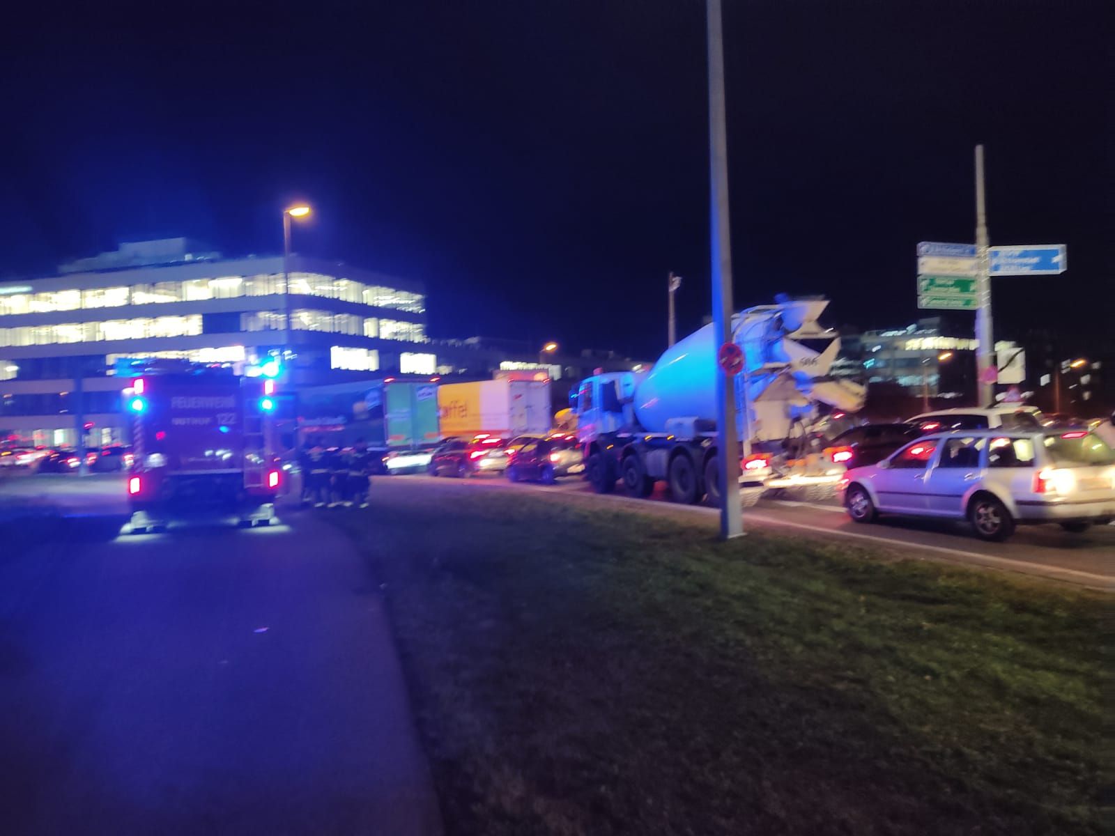 Riesiges Stau-Chaos! Am Verteilerkreis geht nichts mehr.