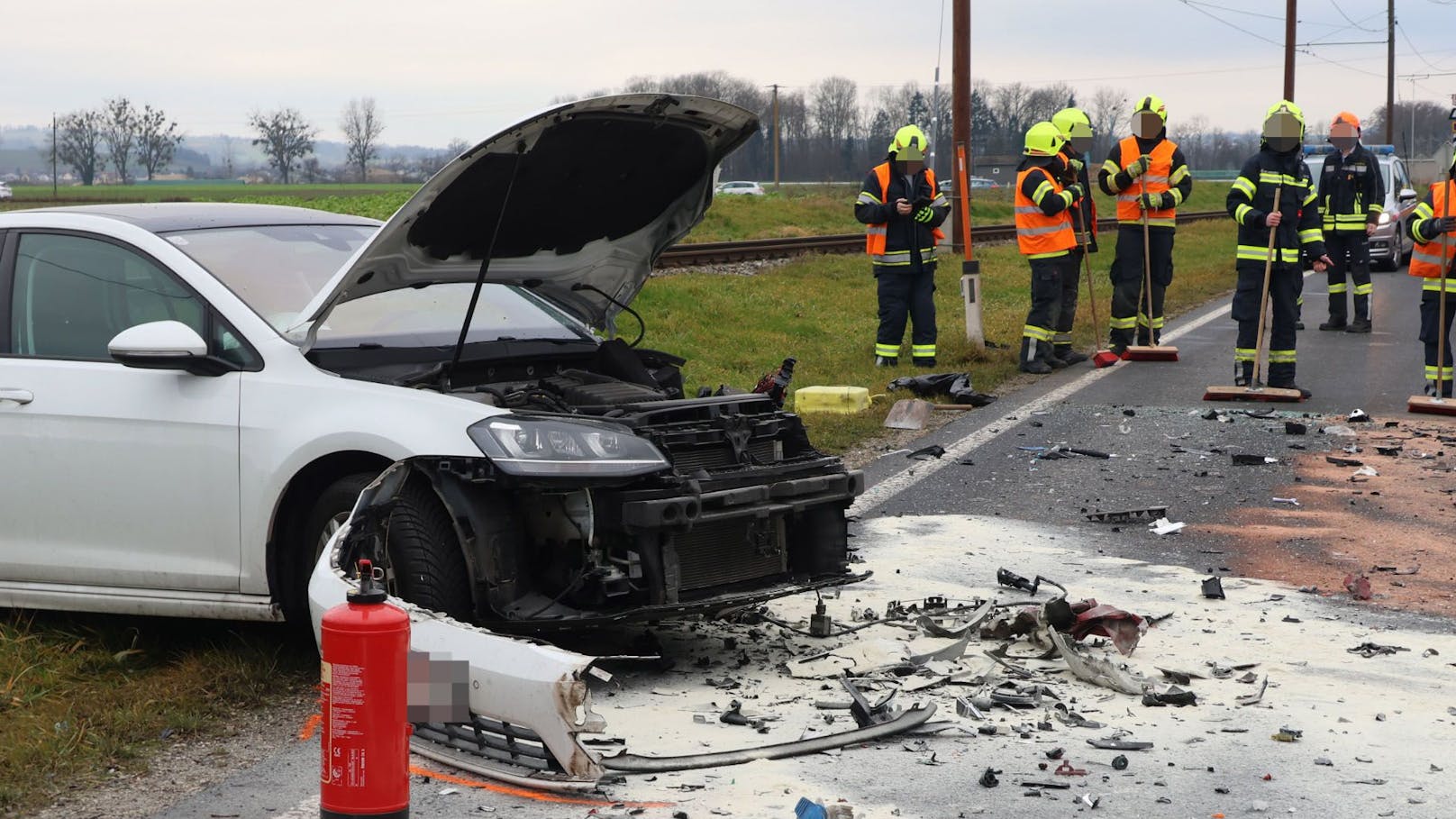 Wilder Frontalcrash – Autos zerfetzt, Lenkerin verletzt