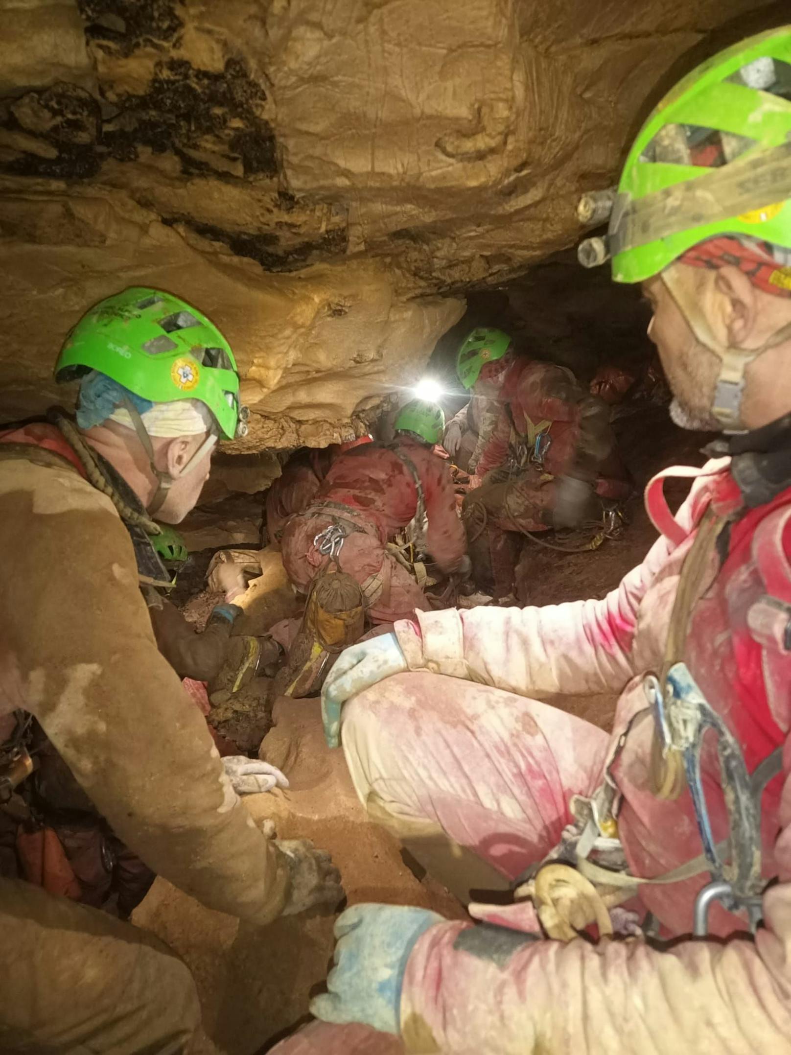 In der Nacht auf den 18. Dezember 2024 konnte die Verunglückte erfolgreich aus der Höhle gerettet werden.